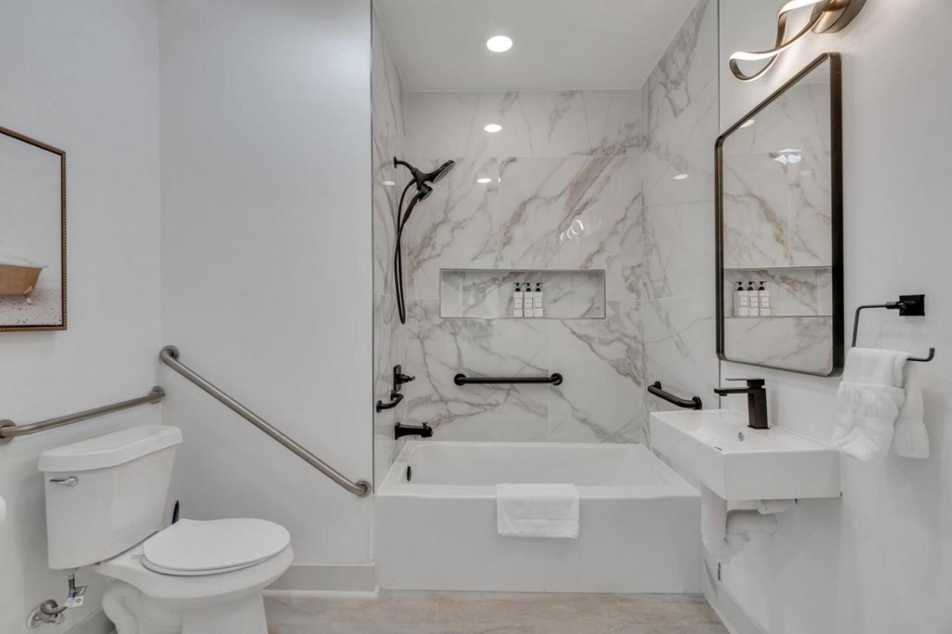 Hotel Sleeps 24-spacious Near Fq W Pool