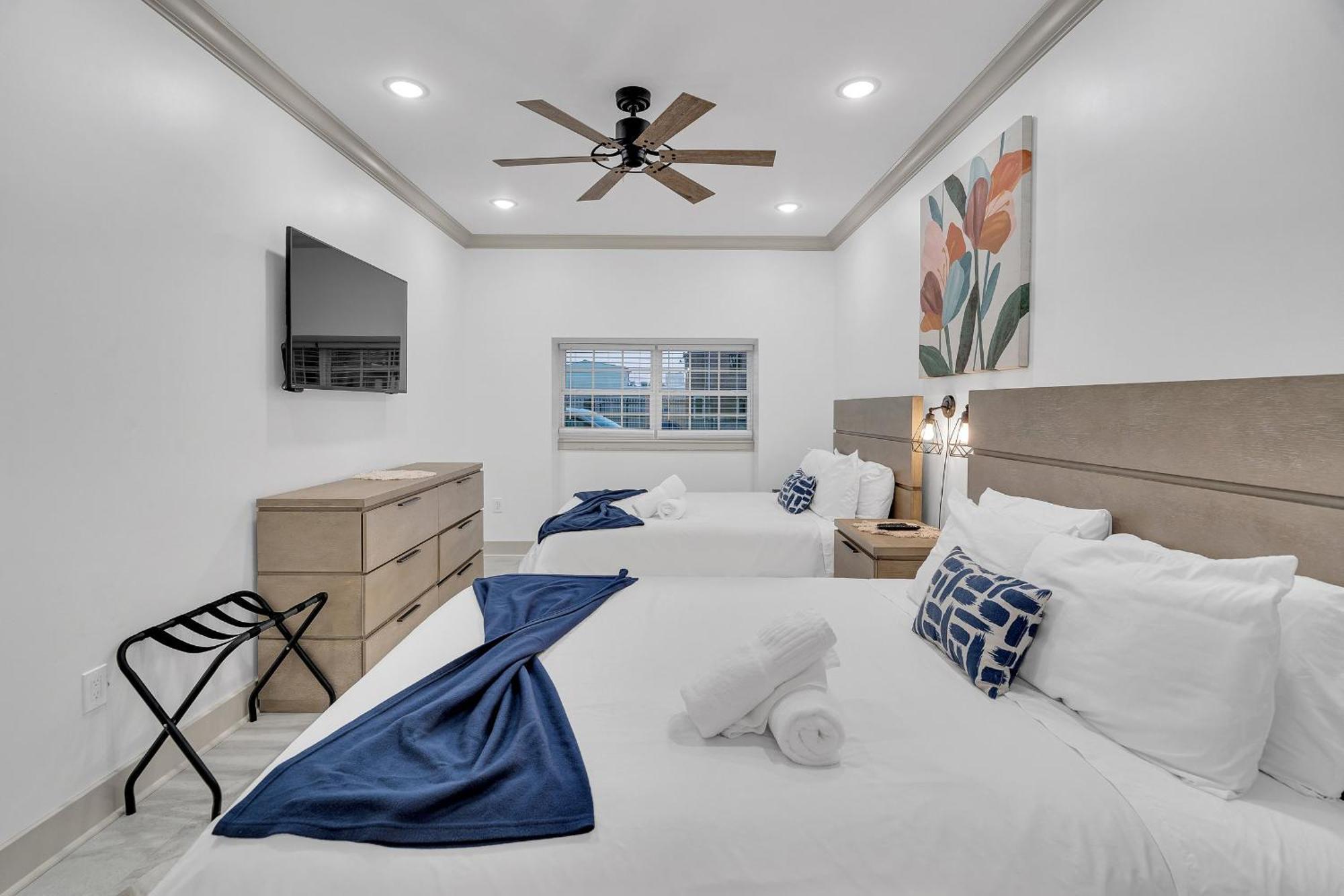 Sleeps 24-spacious Near Fq W Pool