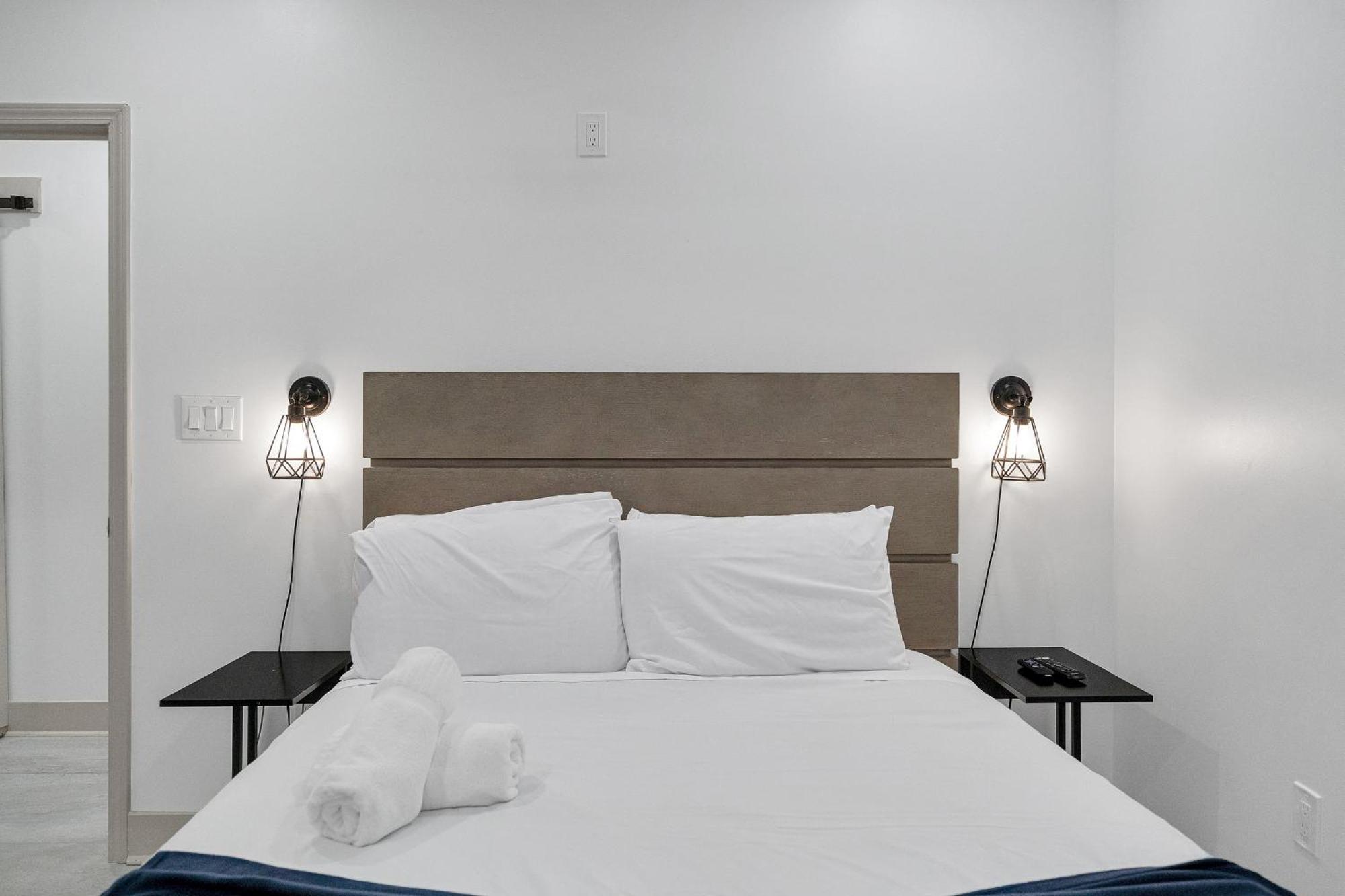 Hotel Sleeps 24-spacious Near Fq W Pool *