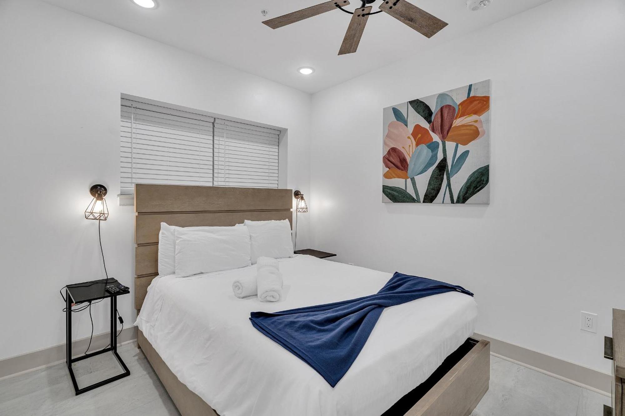 Hotel Sleeps 24-spacious Near Fq W Pool