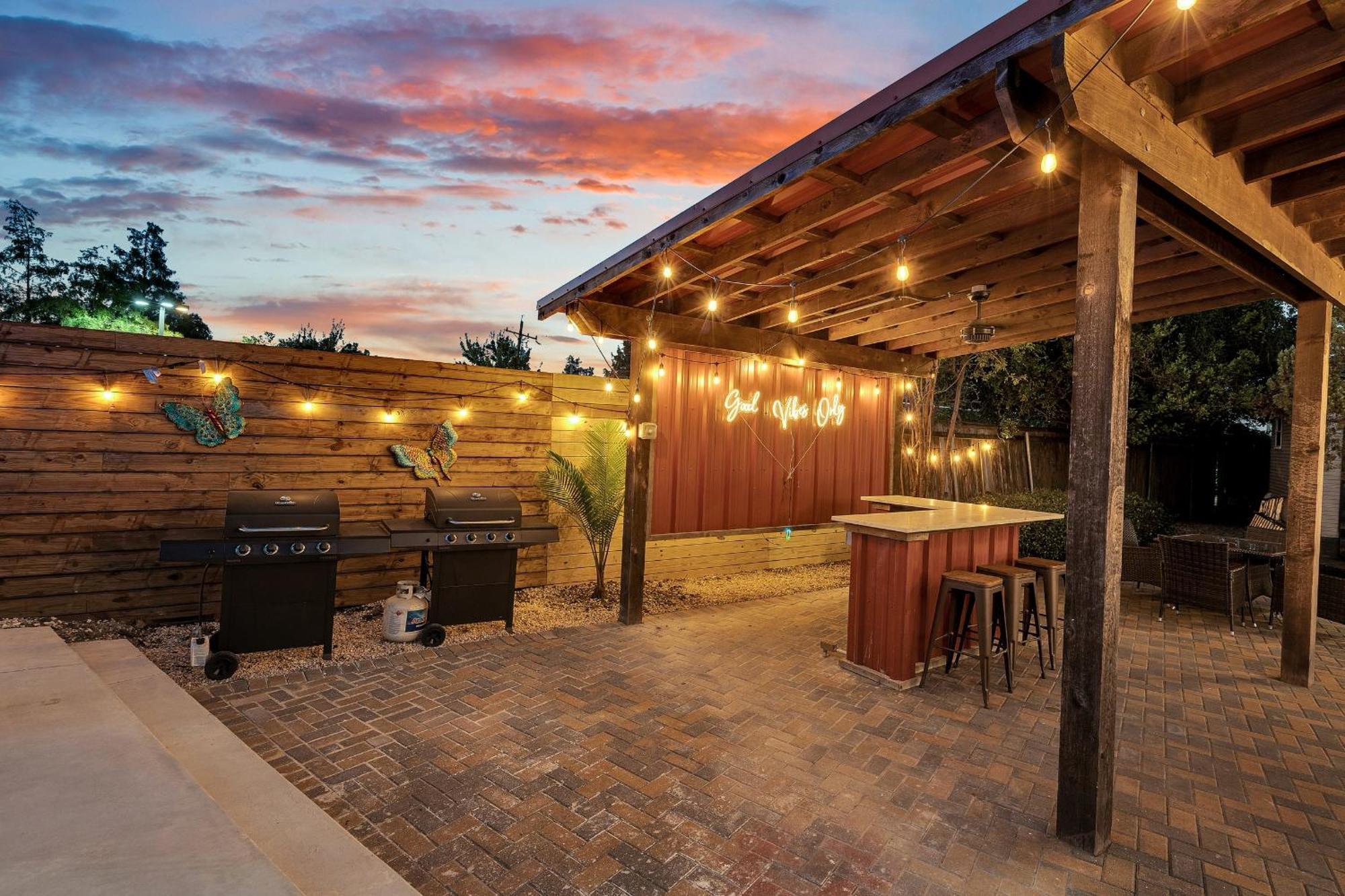 Hotel Sleeps 24-spacious Near Fq W Pool