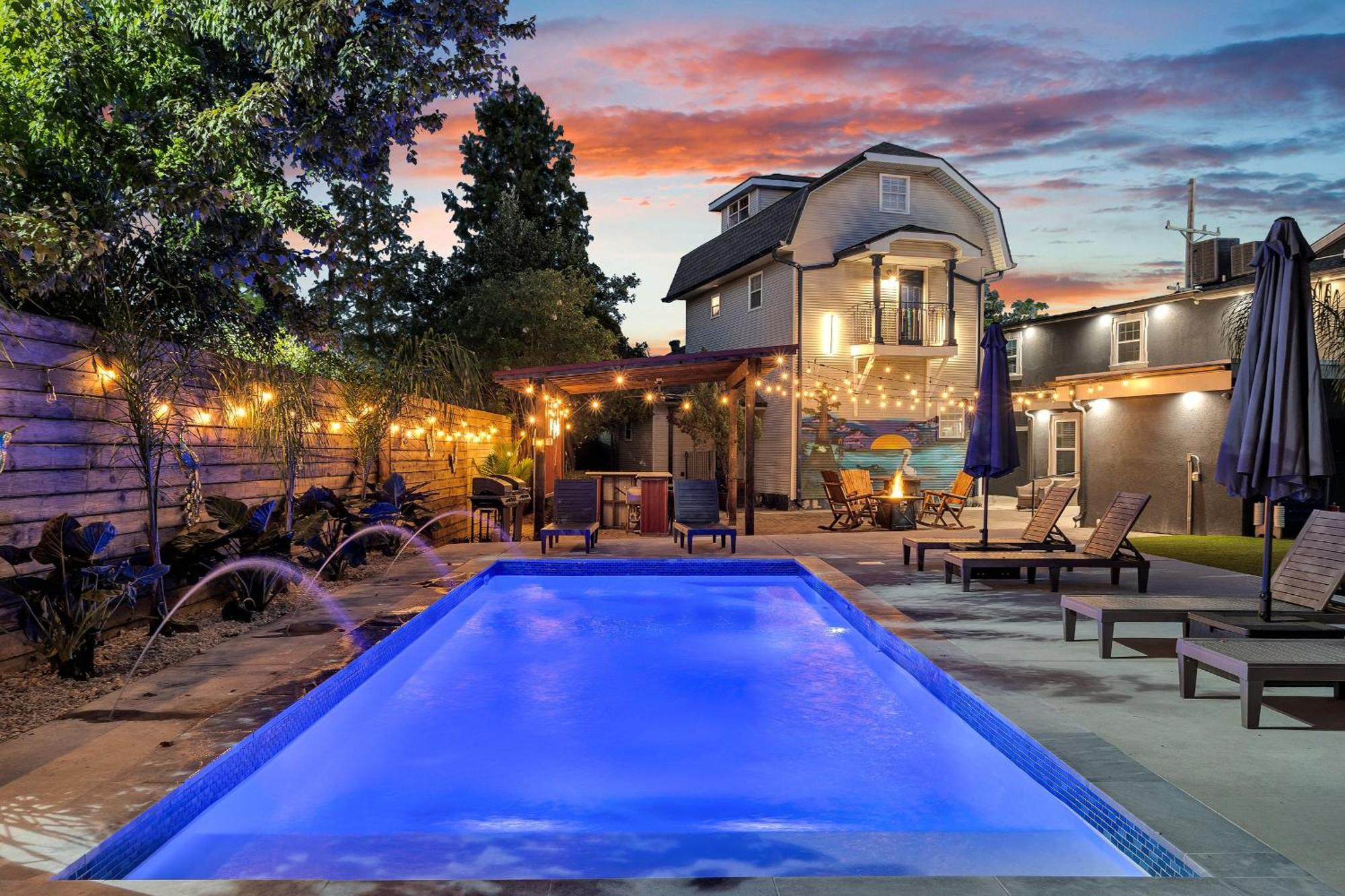 Hotel Sleeps 24-spacious Near Fq W Pool