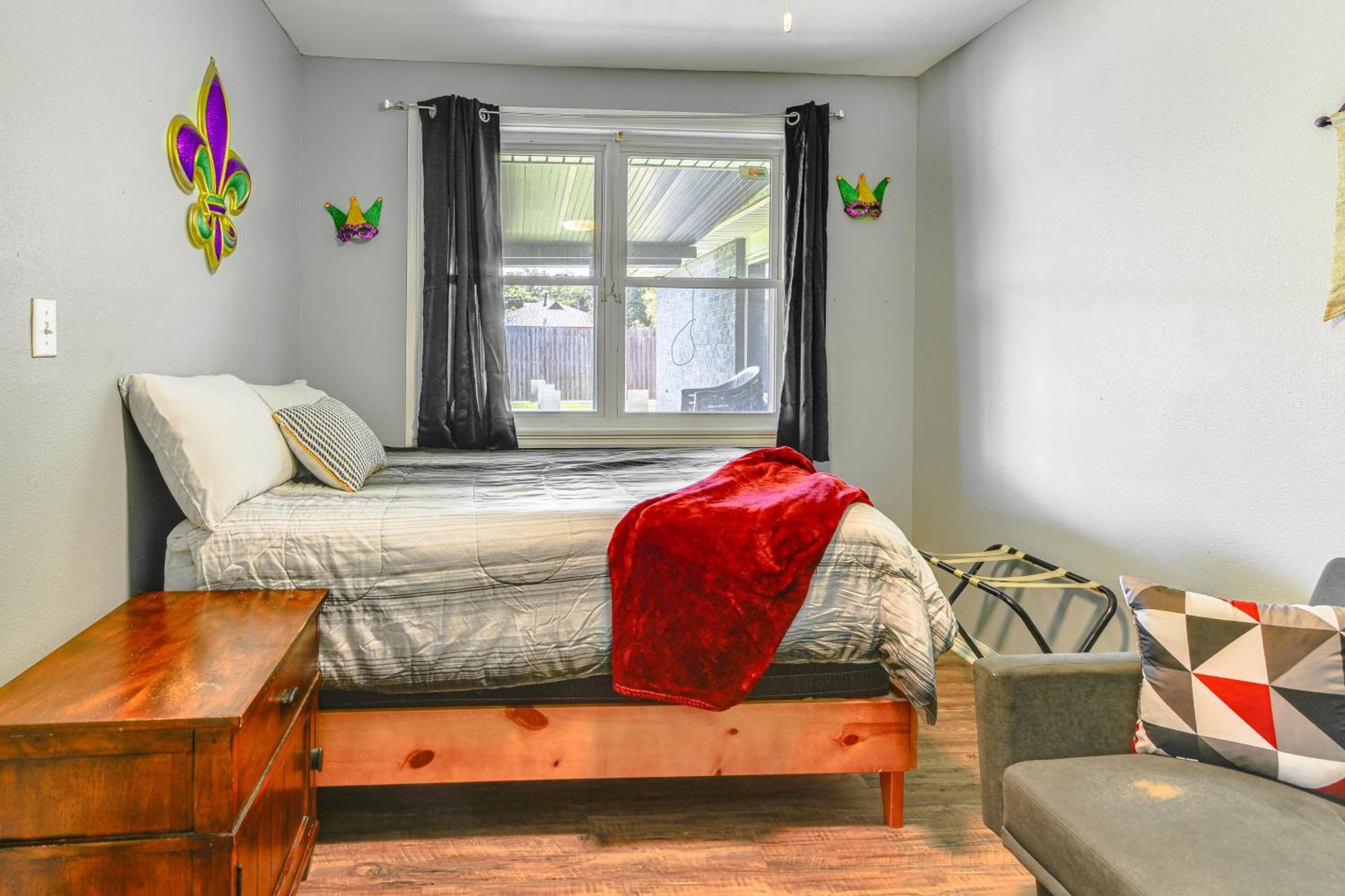 Nola With Porch And Grill 4 Mi To French Quarter Holiday home