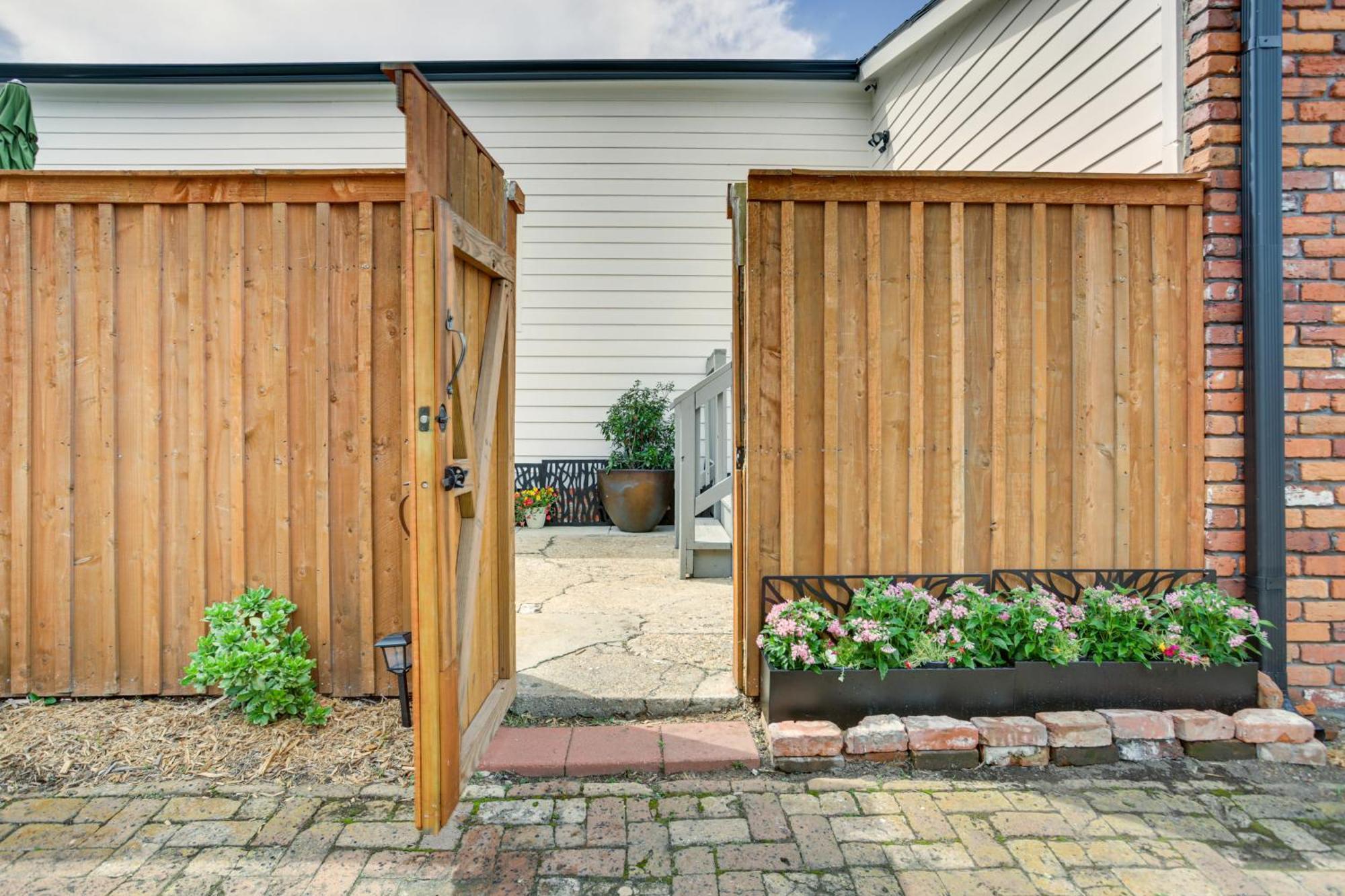 Walk To St Charles Ave Renovated With Patio! Holiday home