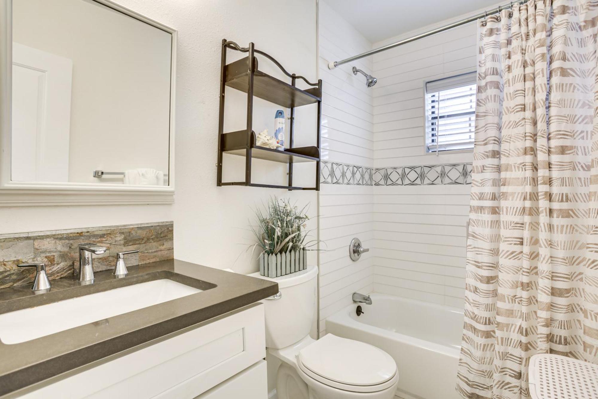 Walk To St Charles Ave Renovated With Patio! Holiday home New Orleans