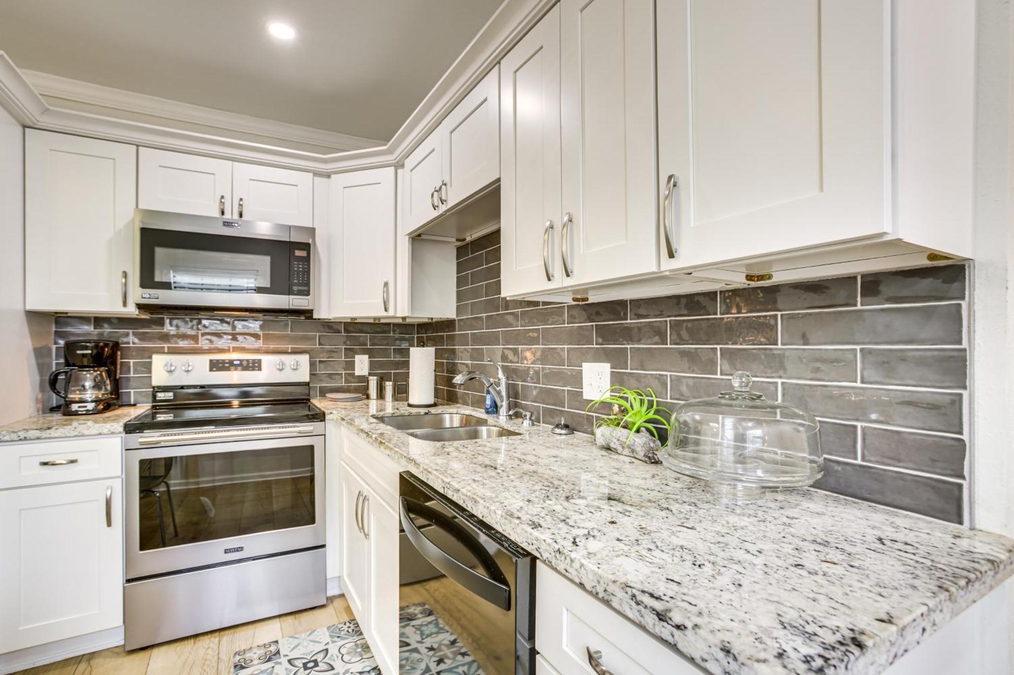 Holiday home Walk To St Charles Ave Renovated With Patio! New Orleans