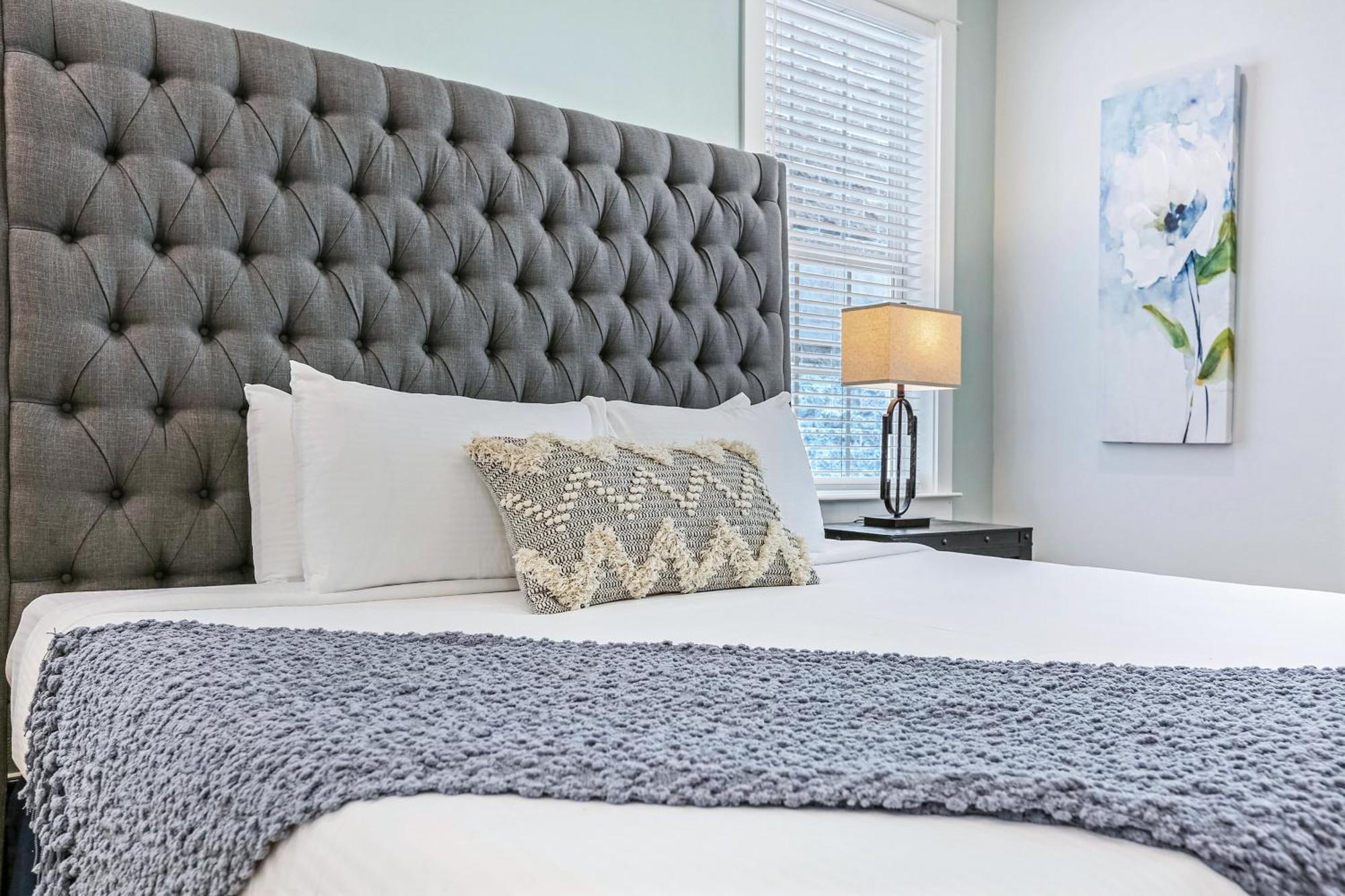 Hosteeva Stunning 4 Bedroom W Pool Steps To St Charles Ave Apartment