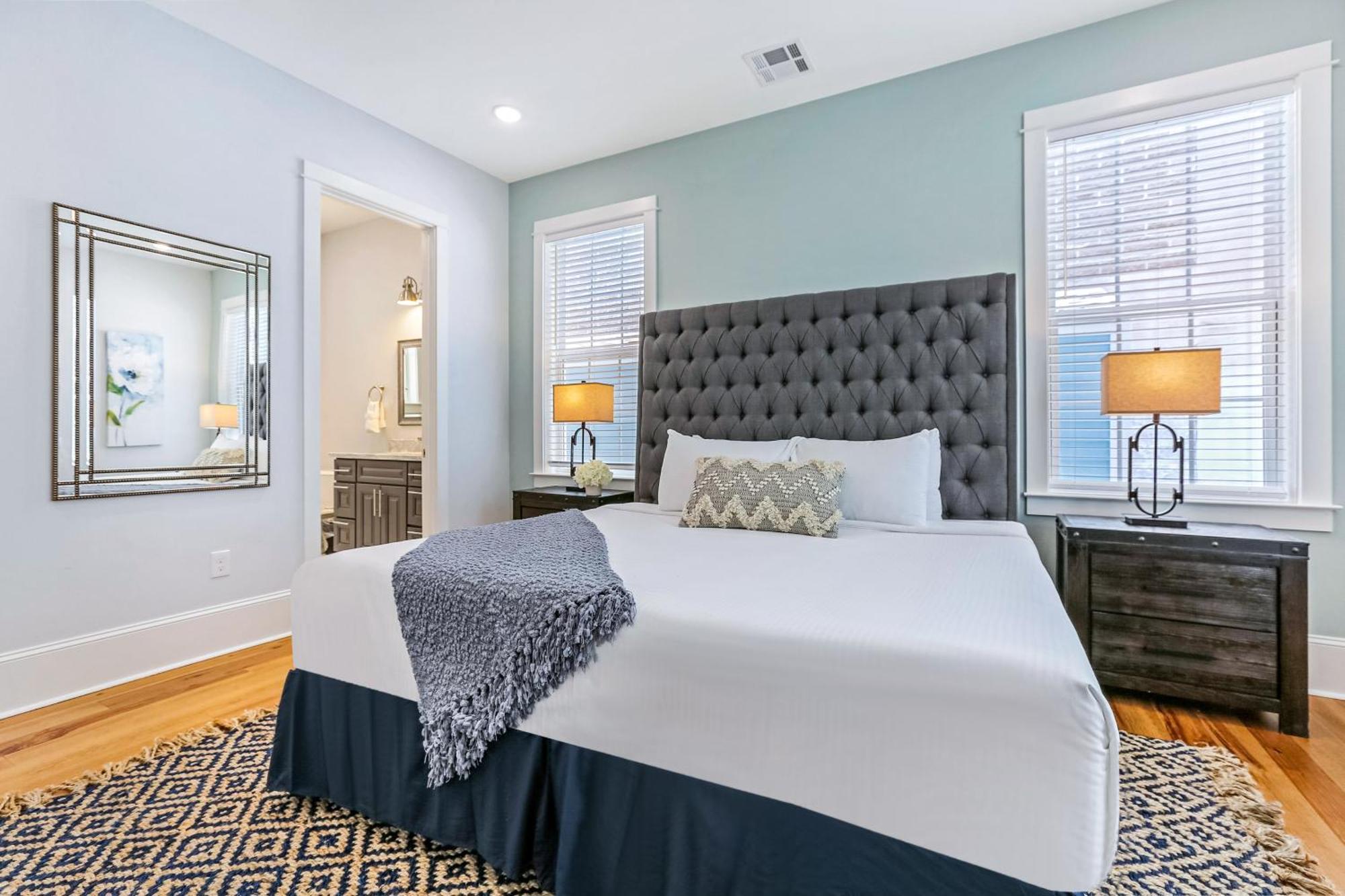 Hosteeva Stunning 4 Bedroom W Pool Steps To St Charles Ave Apartment *