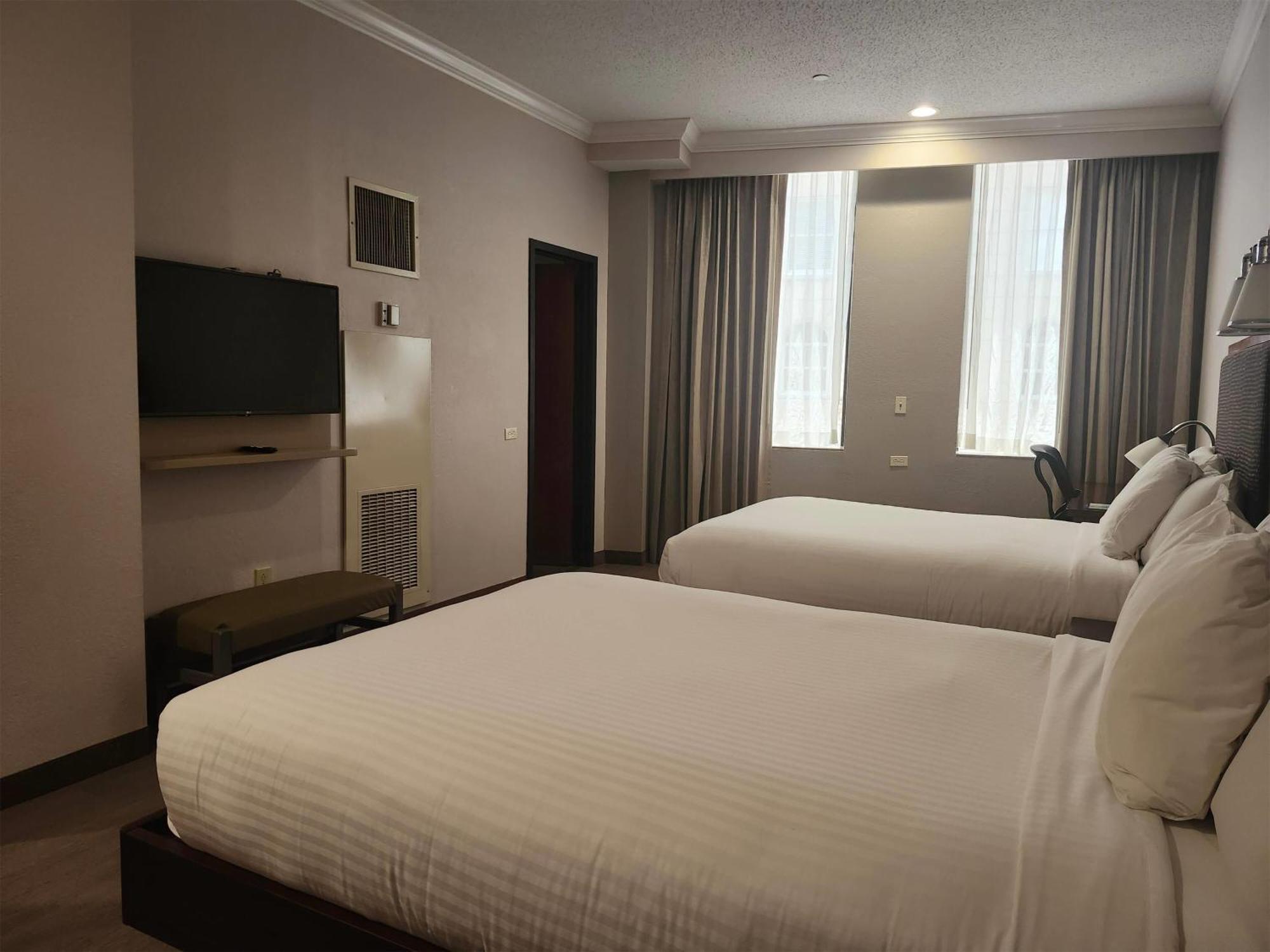 Wyndham Garden Baronne Plaza Hotel