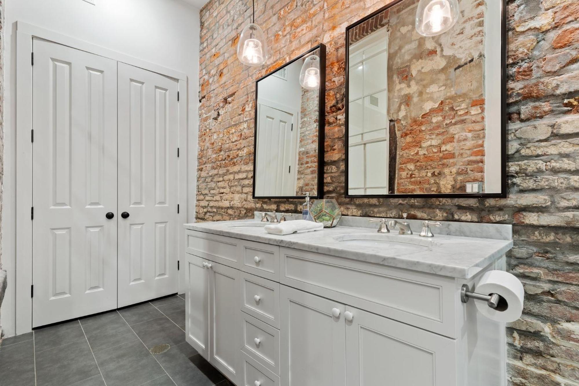 Group-friendly Nola Near Bourbon