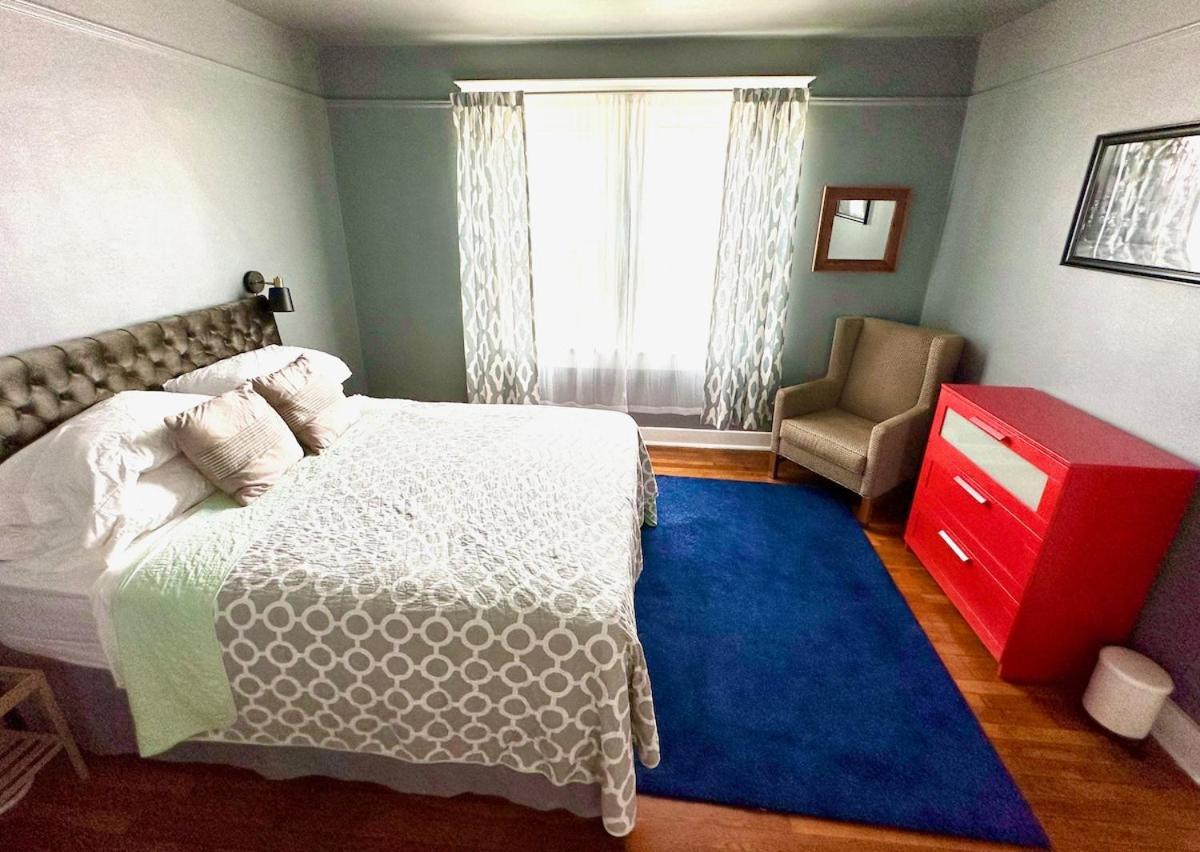 Mid 2 Br- Beautiful, Renovated Arts & Crafts Flat Apartment