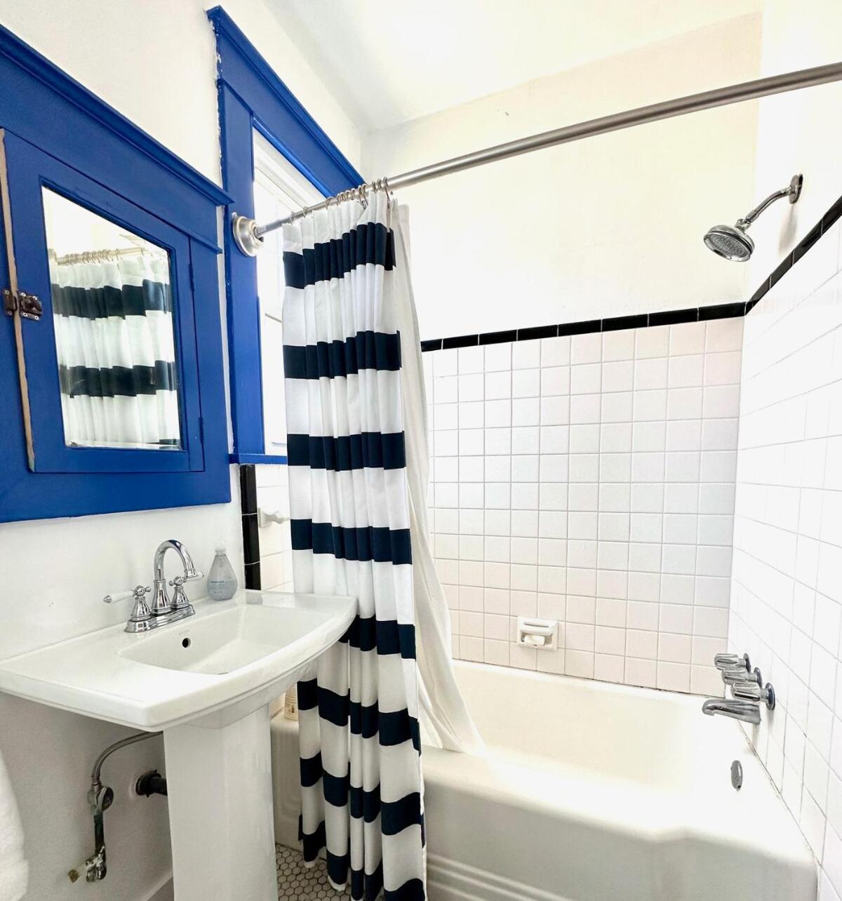 Mid 2 Br- Beautiful, Renovated Arts & Crafts Flat *