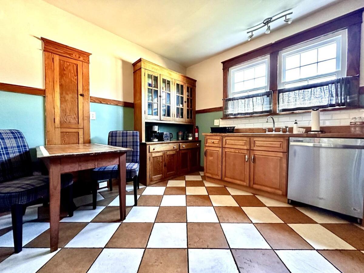 Mid 2 Br- Beautiful, Renovated Arts & Crafts Flat
