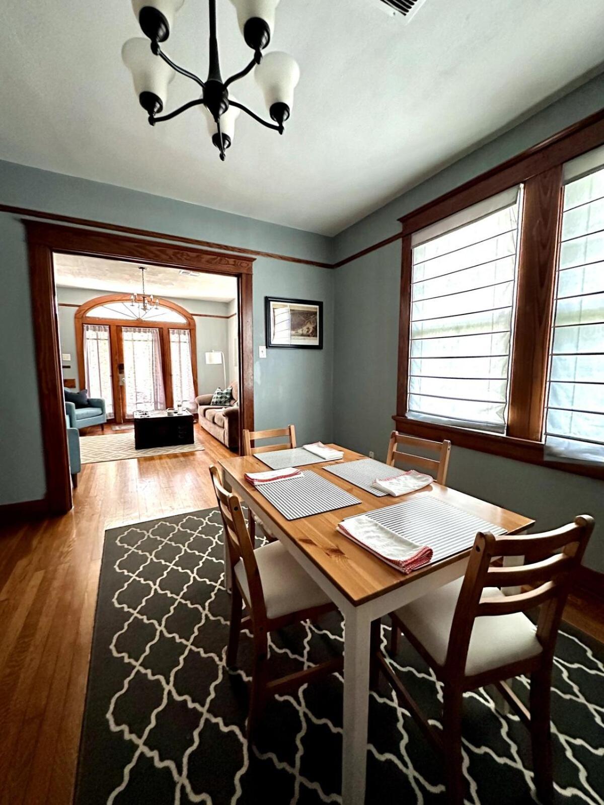 Mid 2 Br- Beautiful, Renovated Arts & Crafts Flat