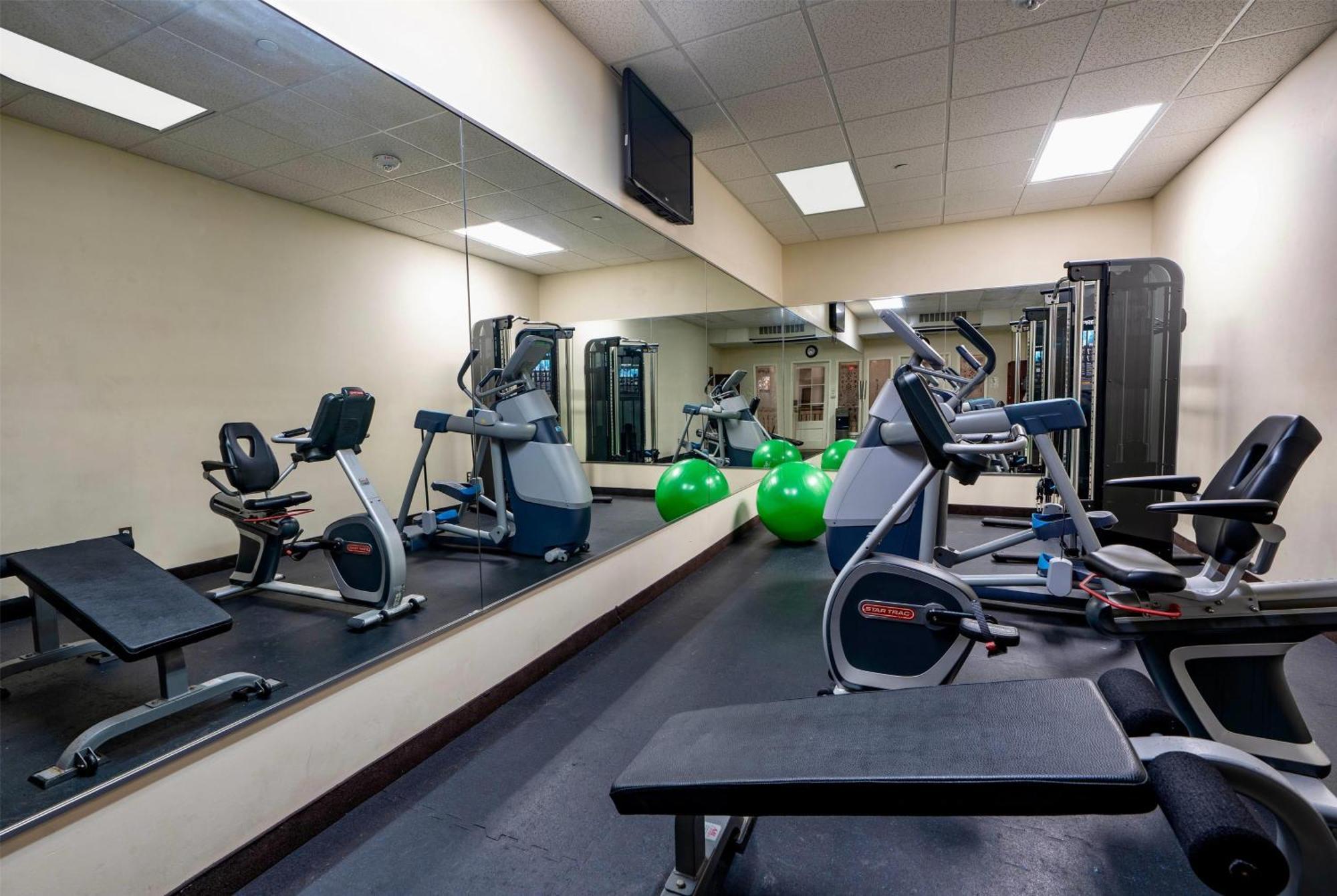 Wyndham Garden Baronne Plaza Hotel