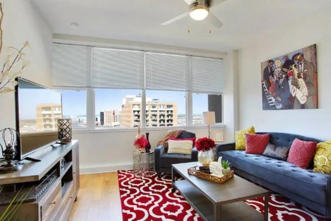 Beautiful Walk To French Quarter, Pool, Gym, View New Orleans