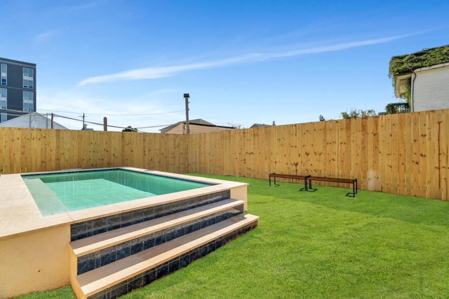Spacious Mid-city W Pool & Balcony