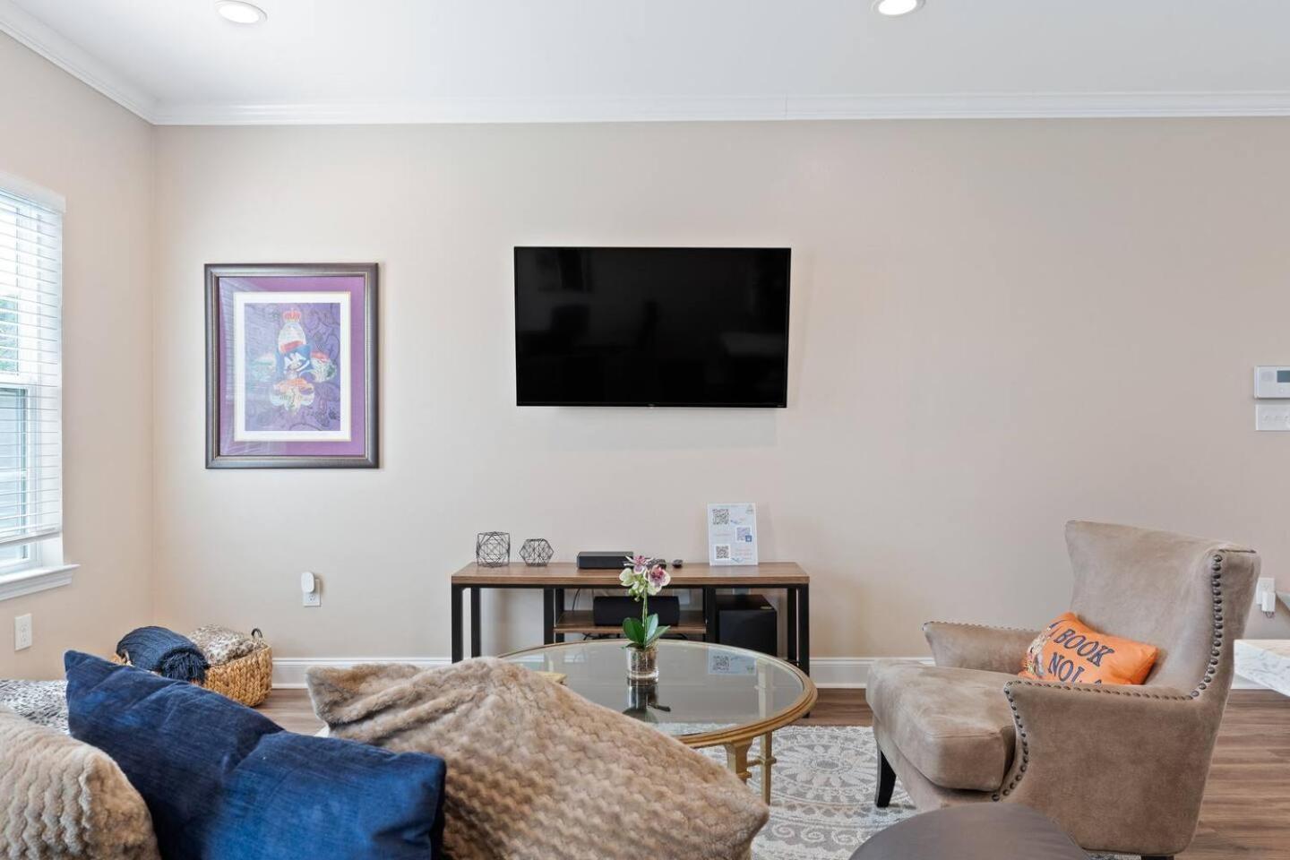 Spacious Mid-city W Pool & Balcony Holiday home *