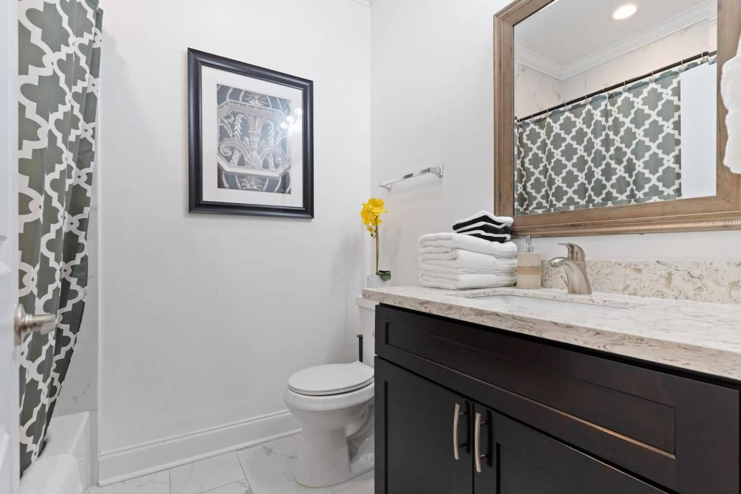 Spacious Mid-city W Pool & Balcony Holiday home *