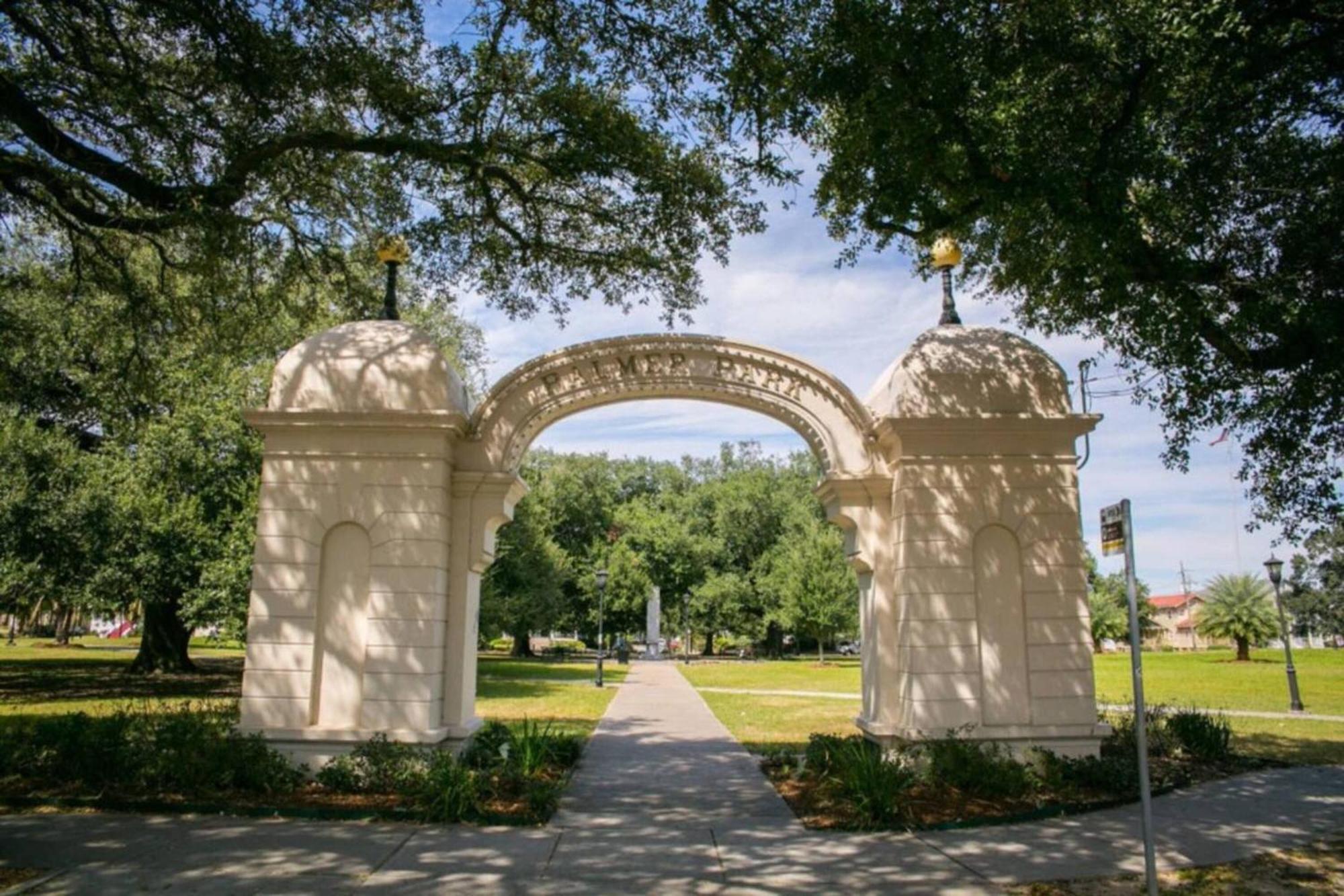 Spacious On Carondelet Street Close To The French Quarter Apartment