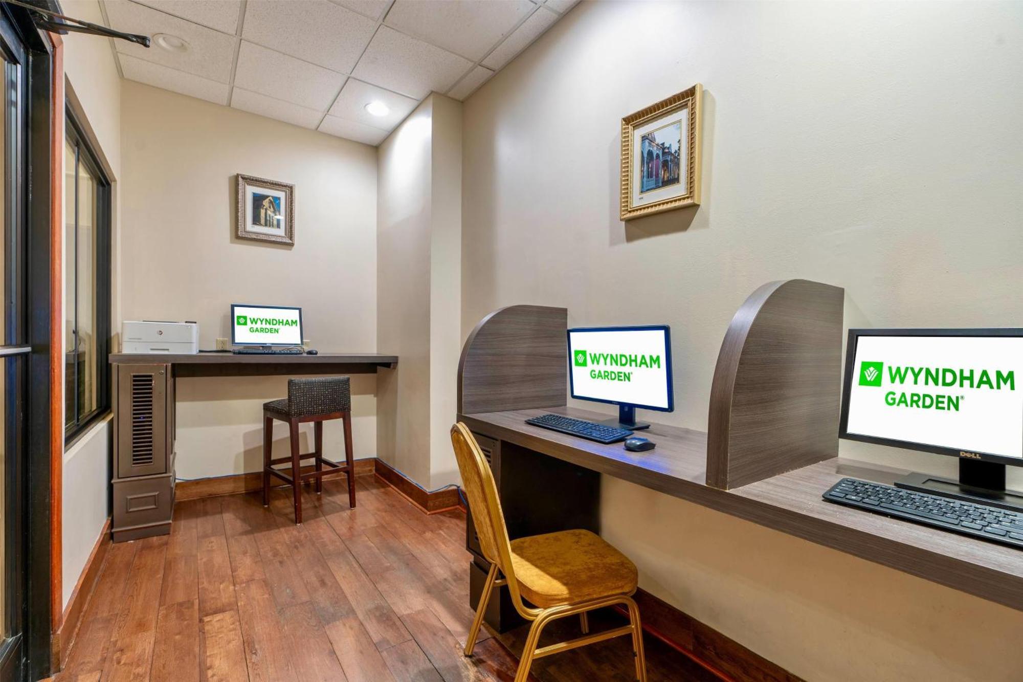 Hotel Wyndham Garden Baronne Plaza 3*