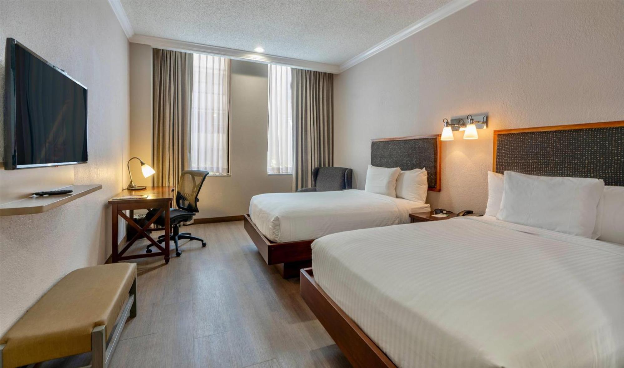 Wyndham Garden Baronne Plaza Hotel