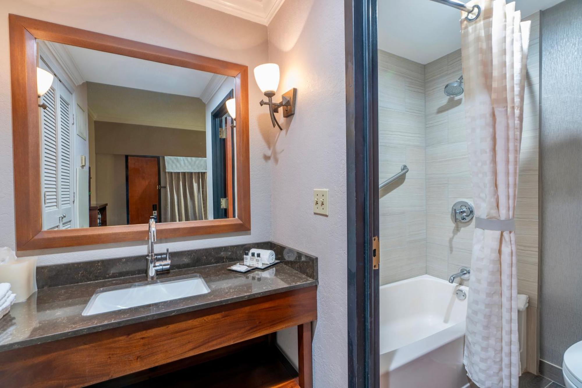 Wyndham Garden Baronne Plaza Hotel 3*