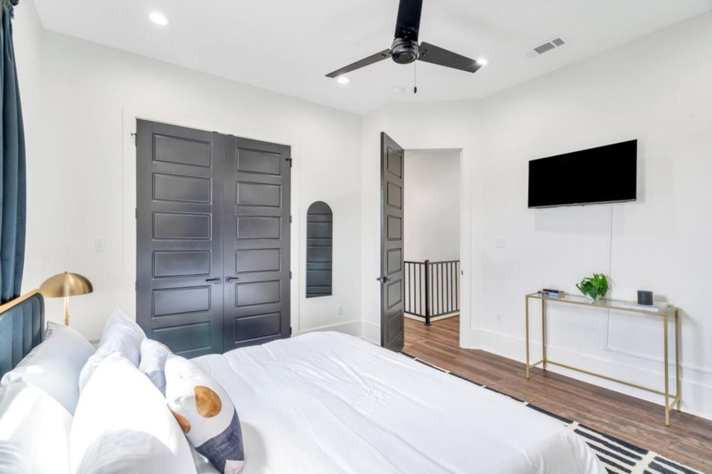 Mid-city W Balcony Jazz Fest Ready Holiday home *