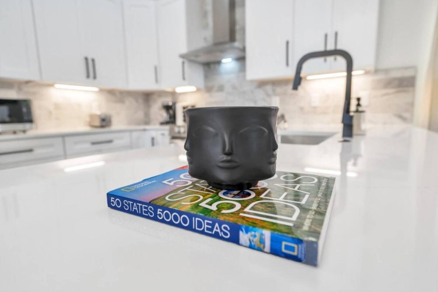 Mid-city W Balcony Jazz Fest Ready Holiday home New Orleans