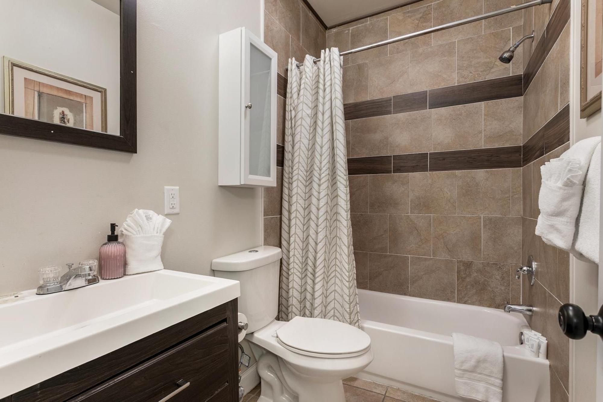 Fully-furnished 4br Near Fq * New Orleans