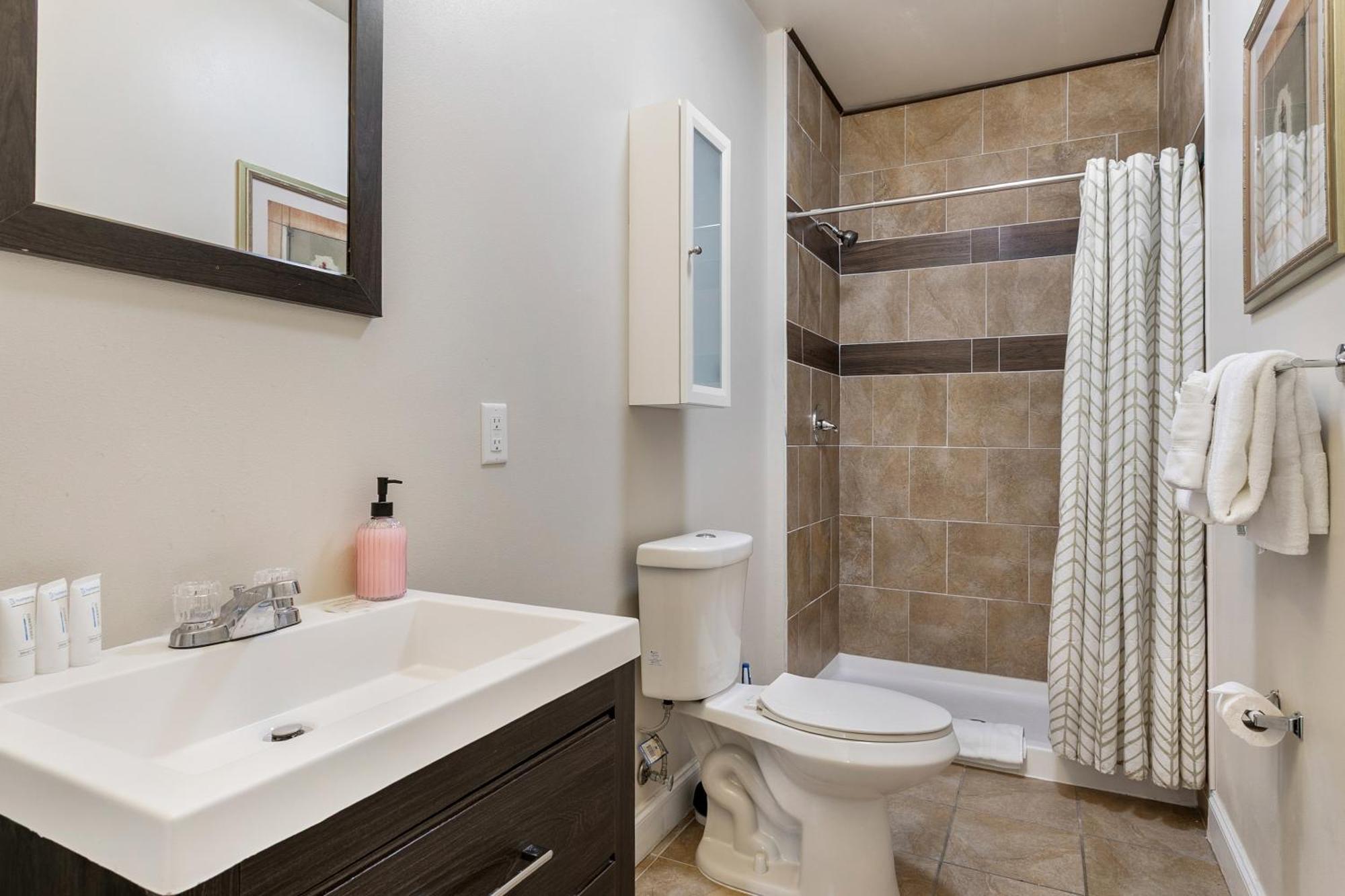 Apartment Fully-furnished 4br Near Fq New Orleans