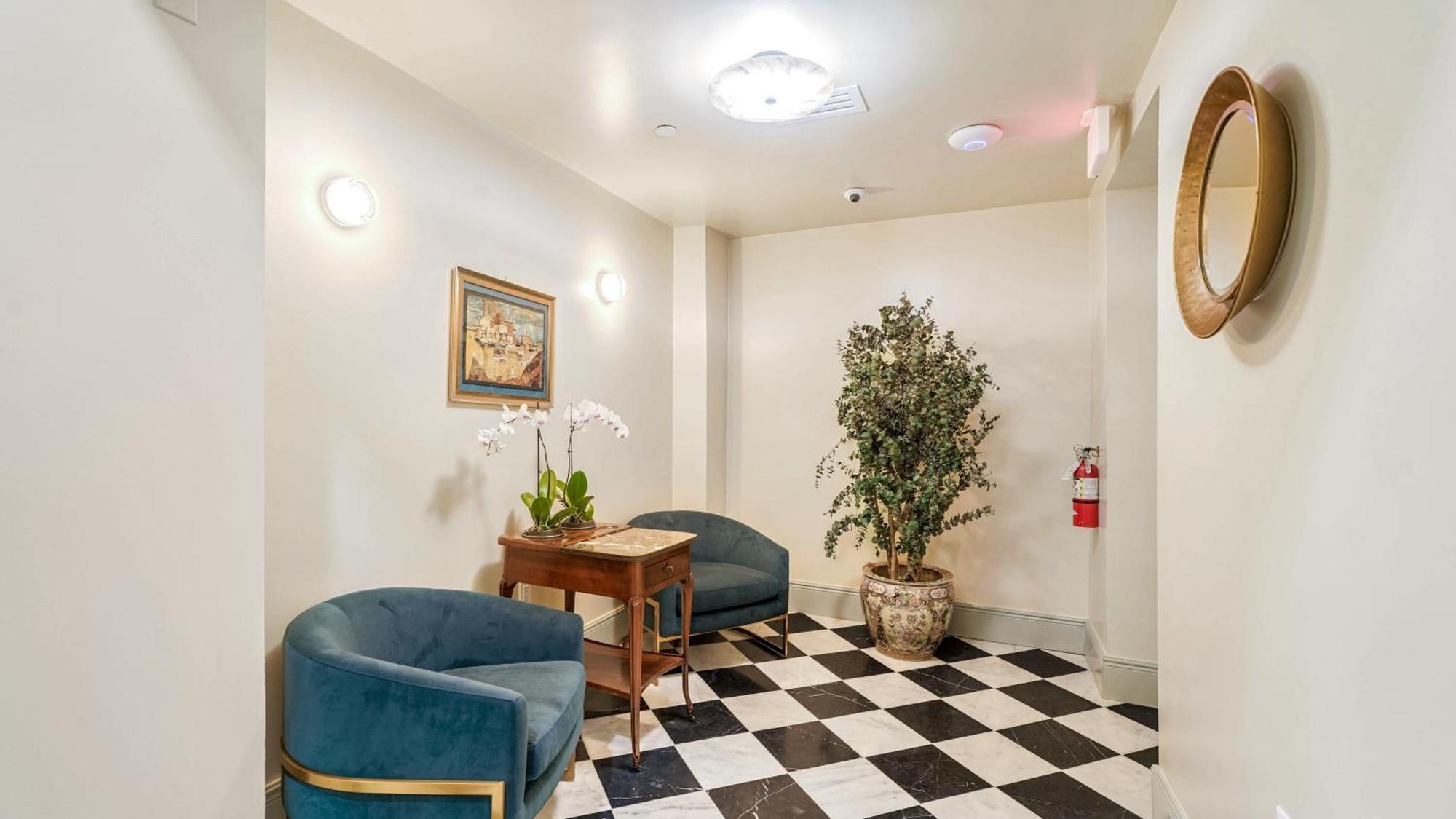 Bonsoir Aparthotel 4*