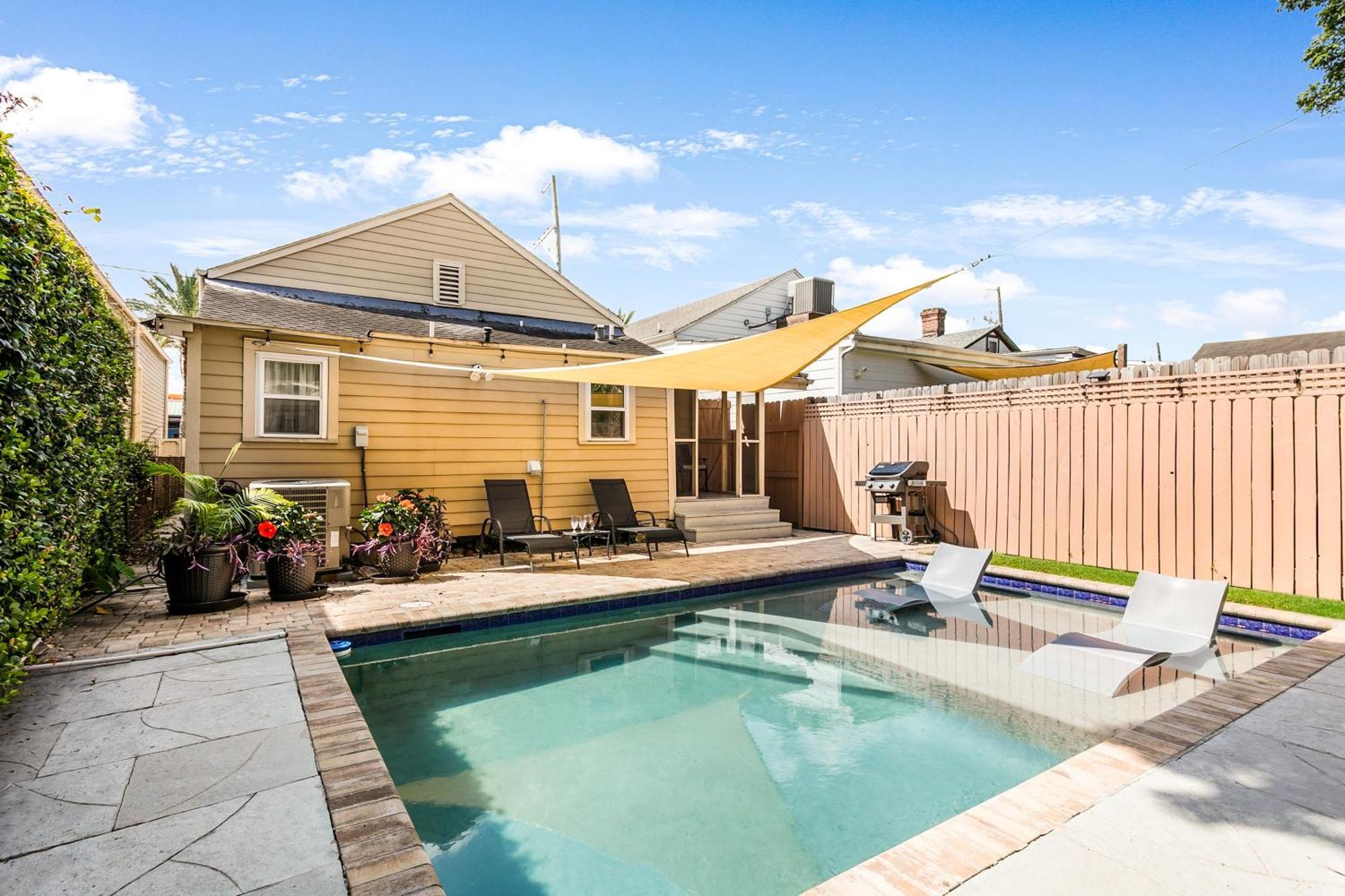 4br Luxury Uptown Retreat W Private Heated Pool Holiday home *