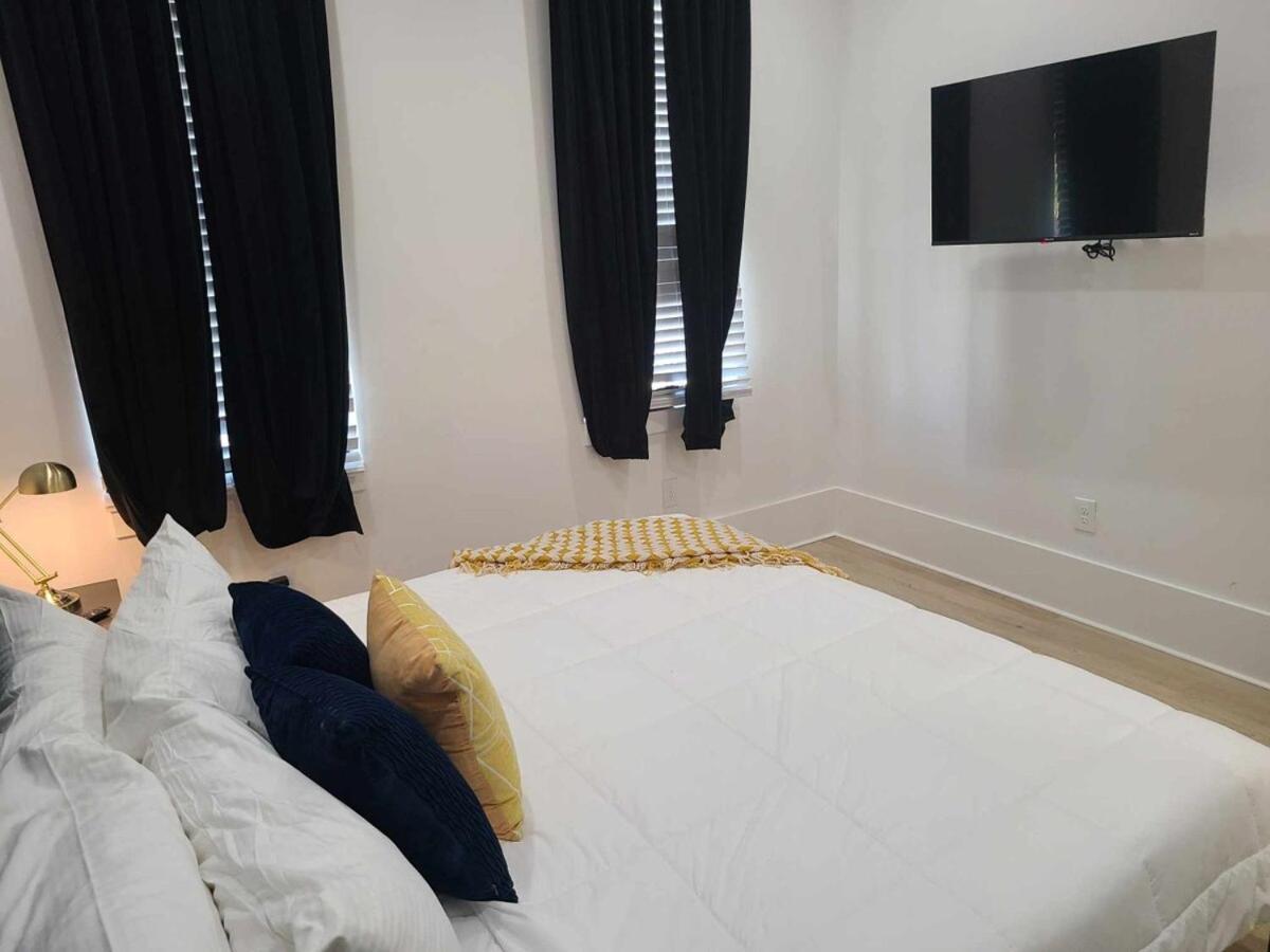 Immaculate Superdome Parking Yard Tvs Ensuite Holiday home