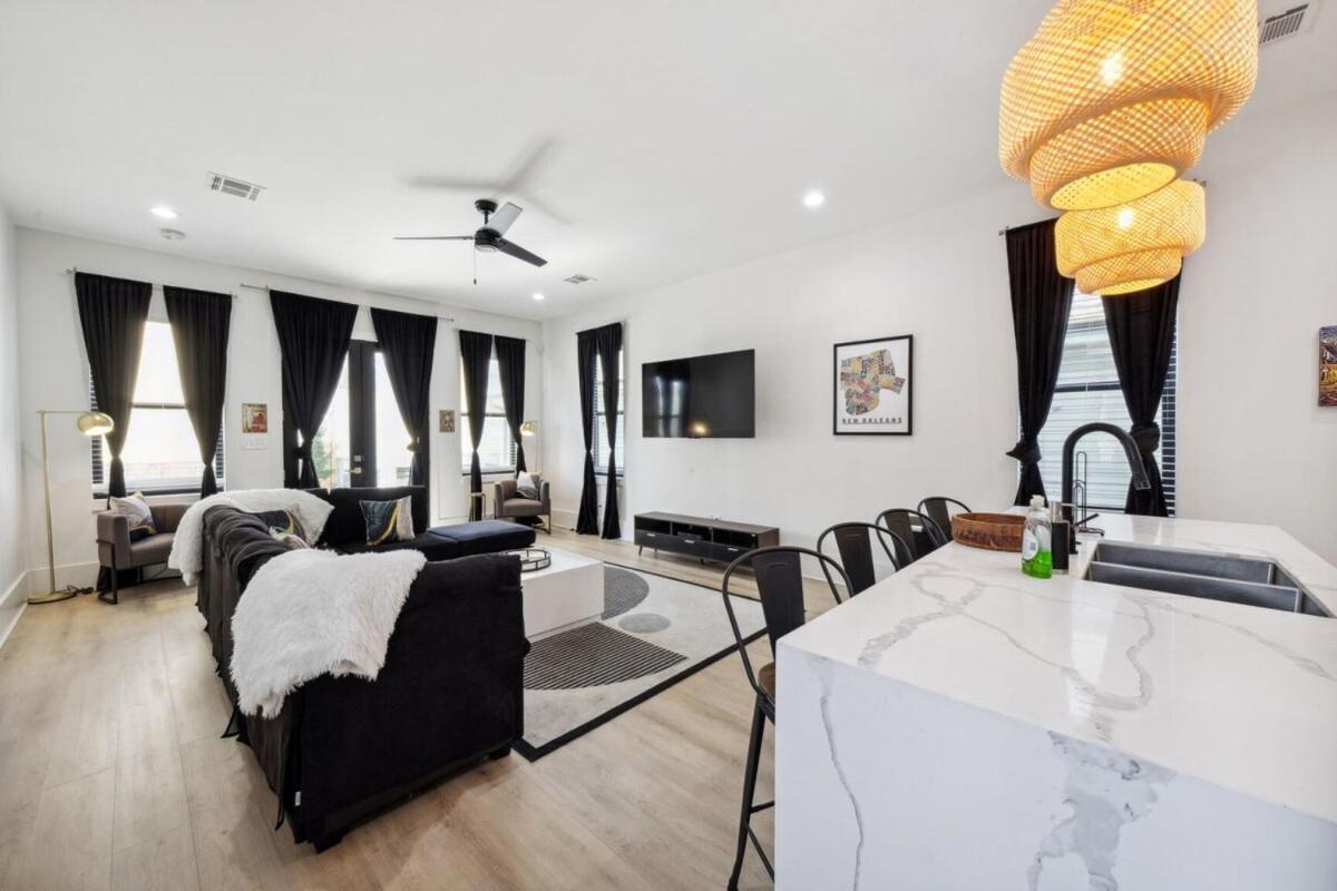 Immaculate Superdome Parking Yard Tvs Ensuite Holiday home