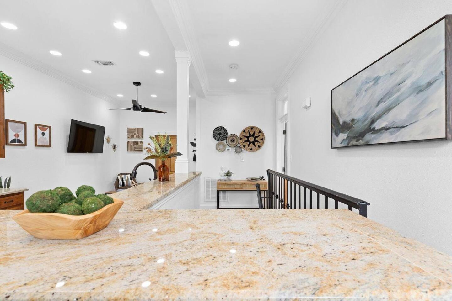 Mid-city Retreat Private Balcony *