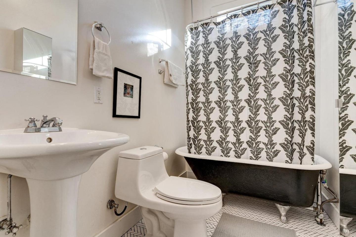 Uptown Retreat W Yard Spring Festival Escape