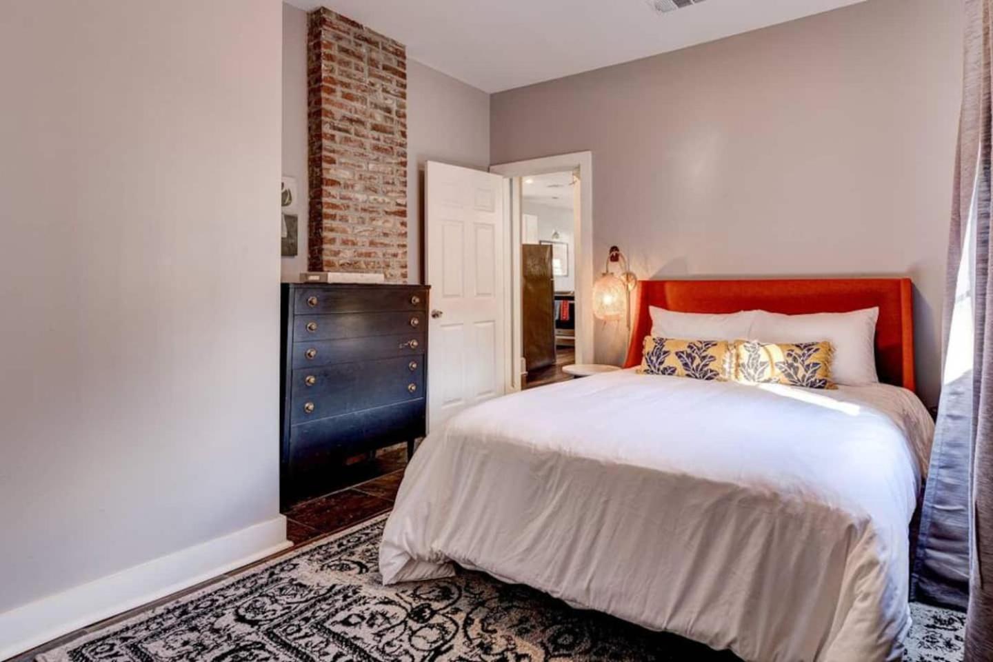 Holiday home Uptown Retreat W Yard Spring Festival Escape *