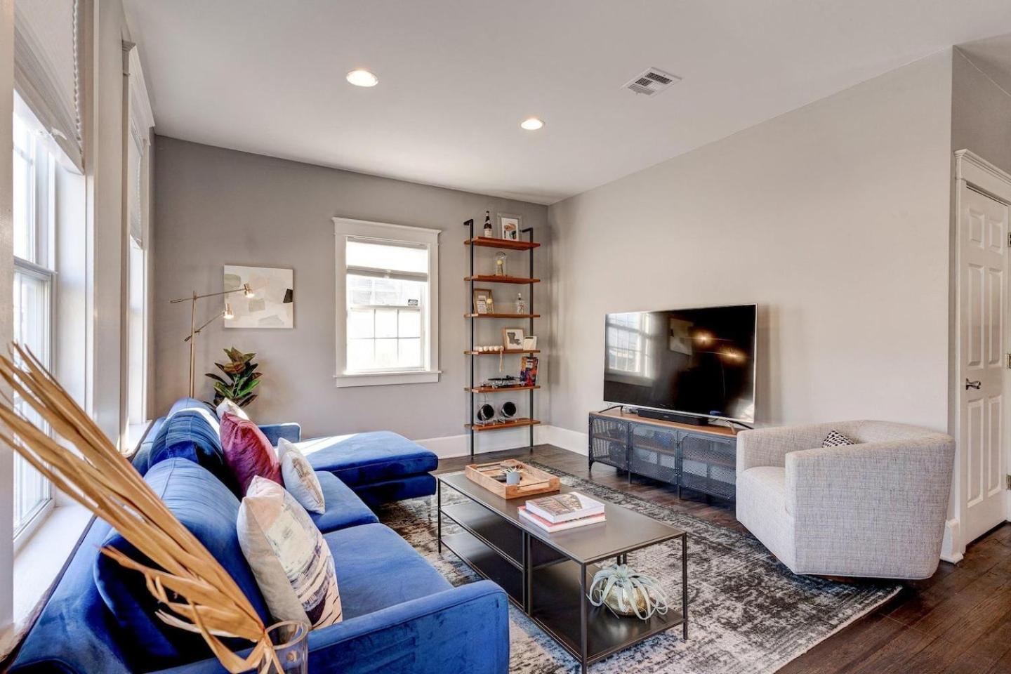 Uptown Retreat W Yard Spring Festival Escape