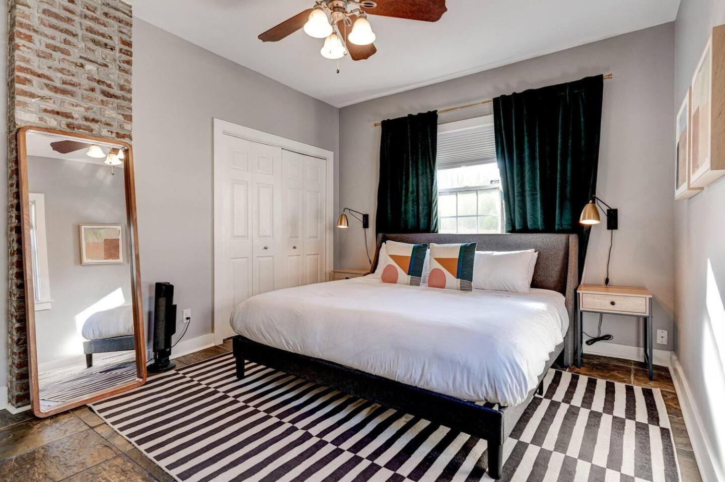 Uptown Retreat W Yard Spring Festival Escape Holiday home *