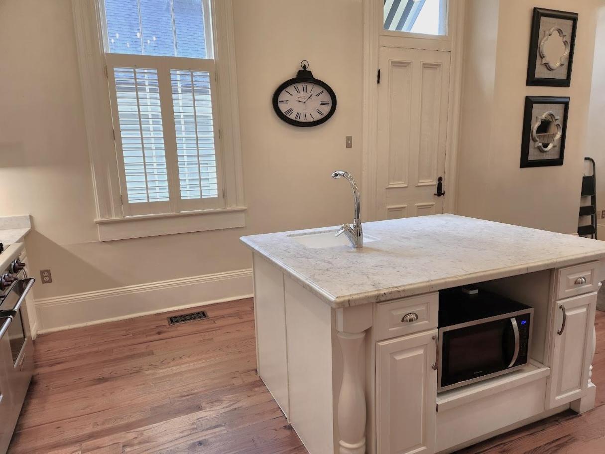 Guest house Walker Mansion On St Charles Ave - Unit 3