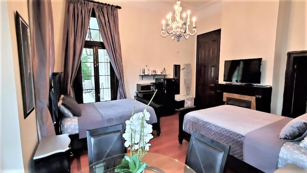 Walker Mansion On St Charles Ave - Unit 2