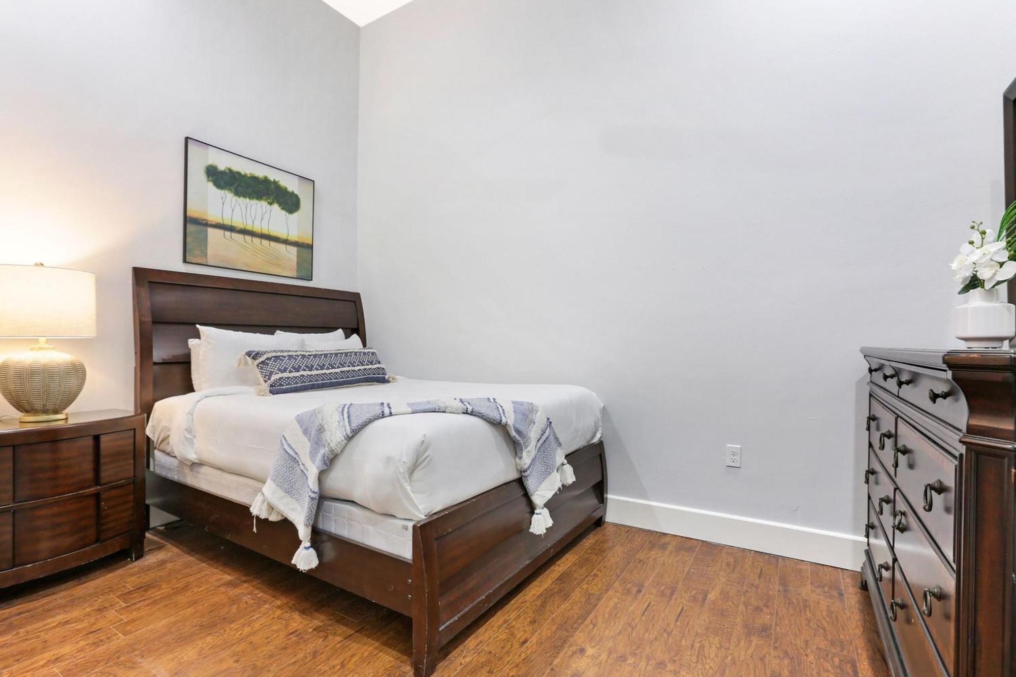 Spacious On Carondelet Street Close To The French Quarter New Orleans