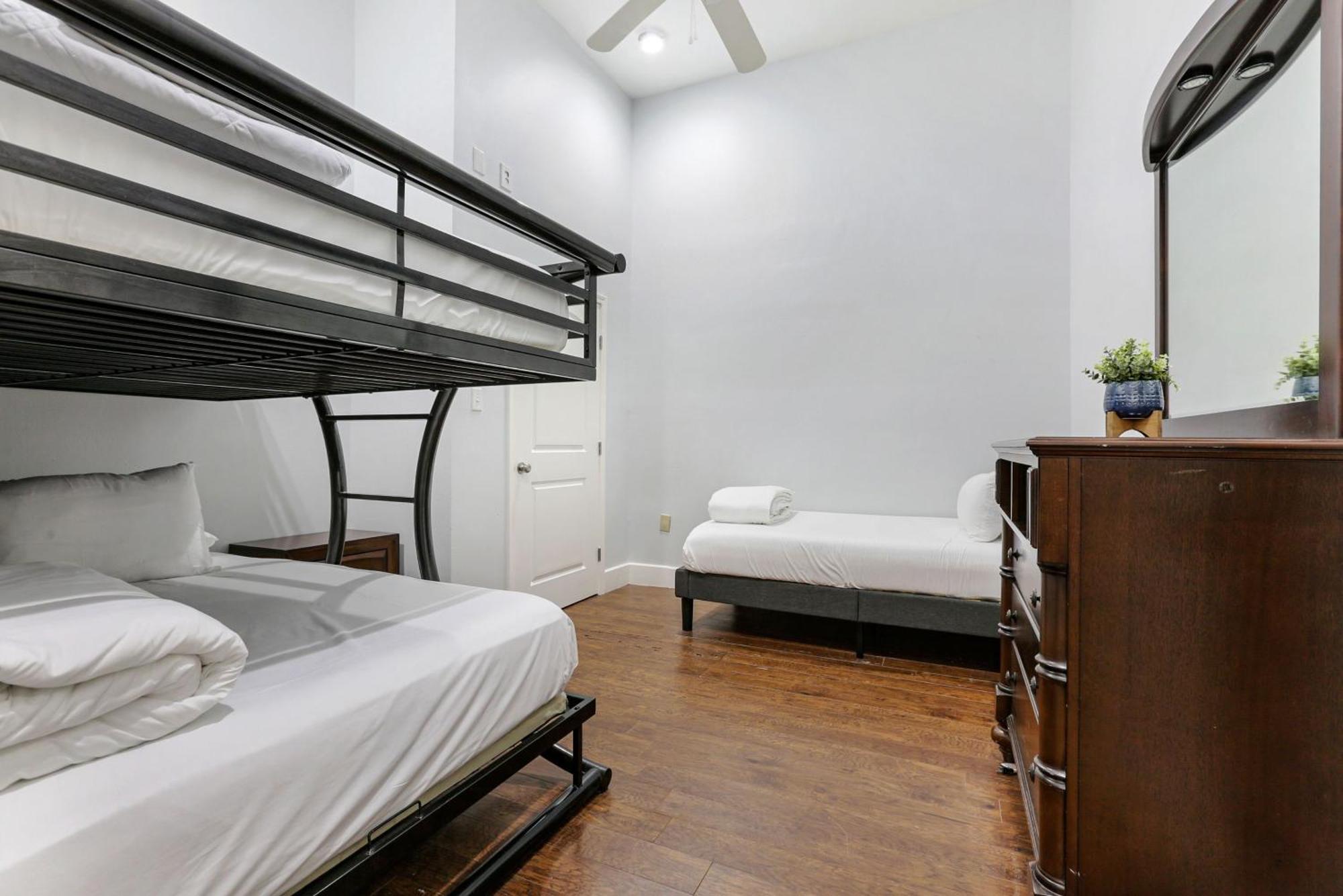 Spacious On Carondelet Street Close To The French Quarter Apartment