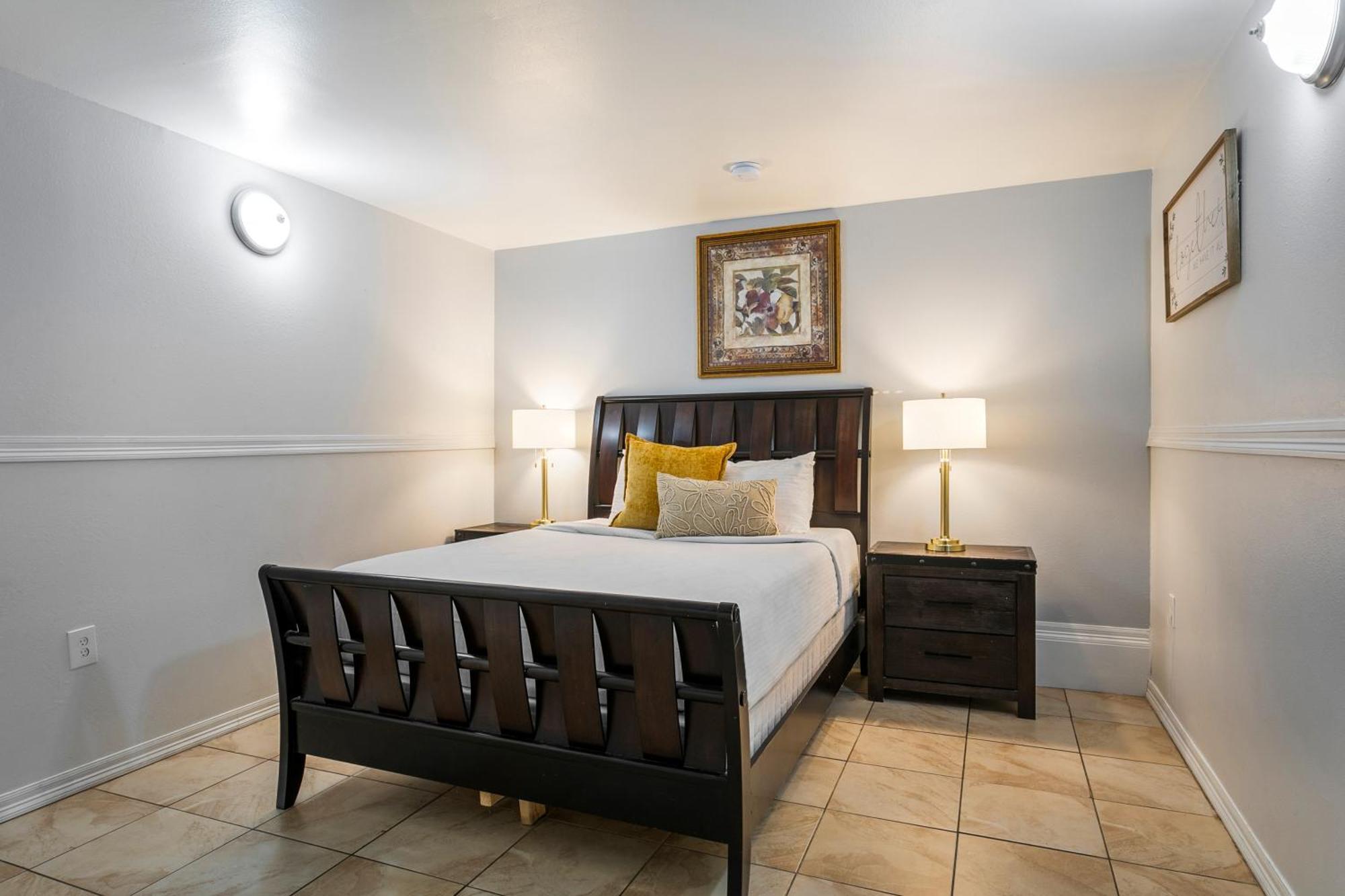 Spacious On Carondelet Street Close To The French Quarter *
