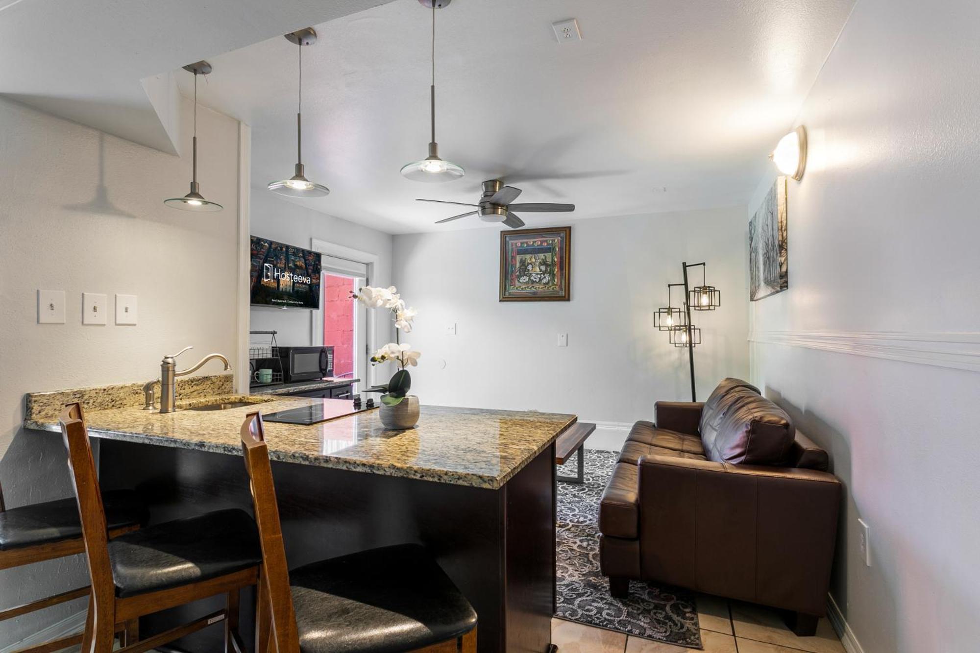 Spacious On Carondelet Street Close To The French Quarter Apartment