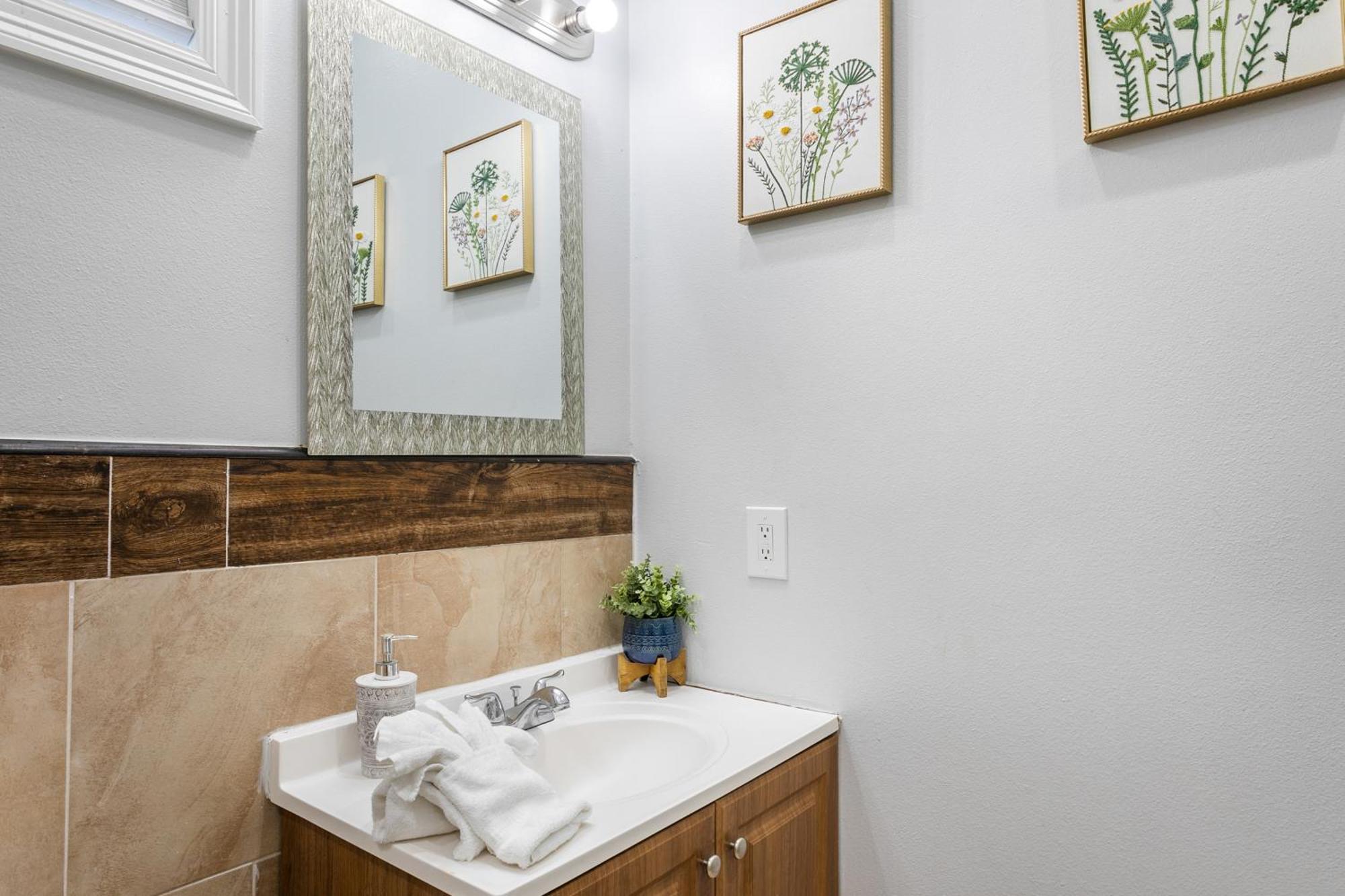 Spacious On Carondelet Street Close To The French Quarter *