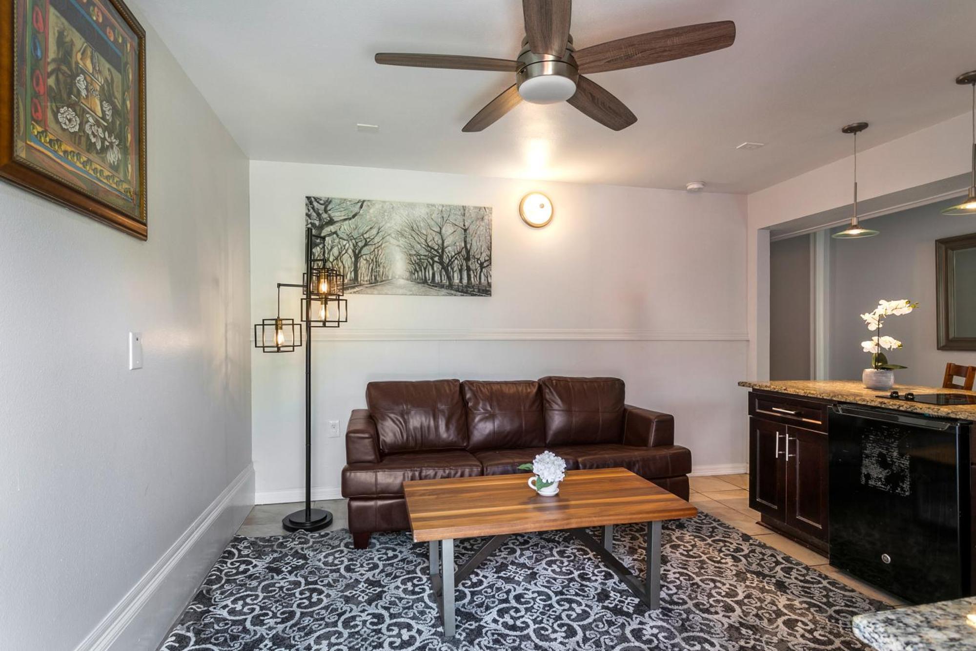 Spacious On Carondelet Street Close To The French Quarter *