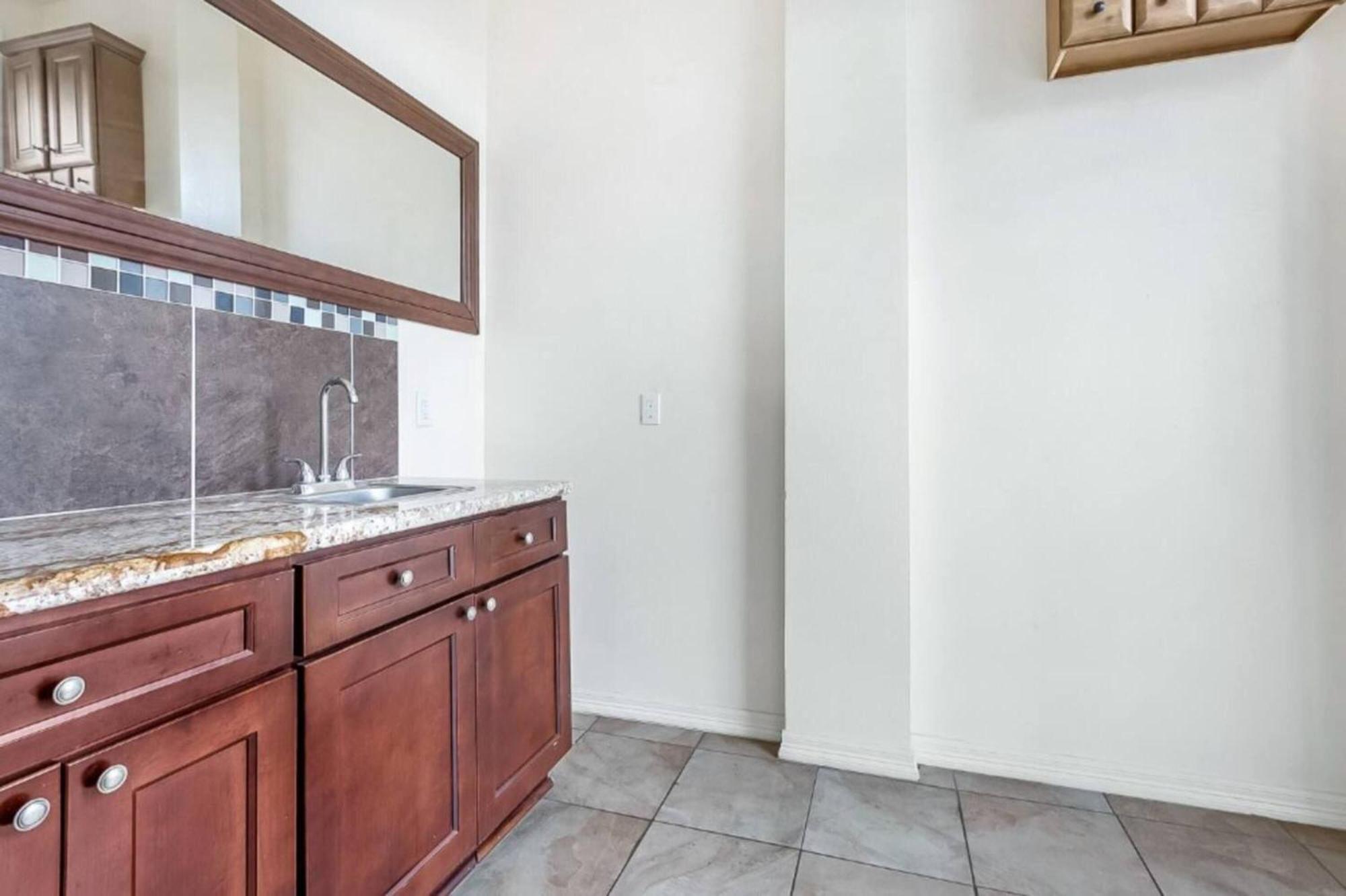 Apartment Spacious On Carondelet Street Close To The French Quarter