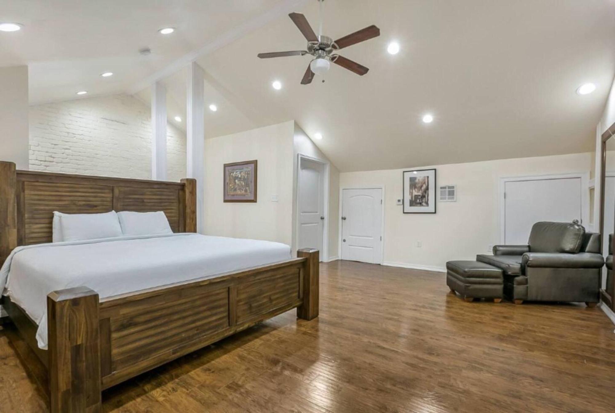 Spacious On Carondelet Street Close To The French Quarter Apartment